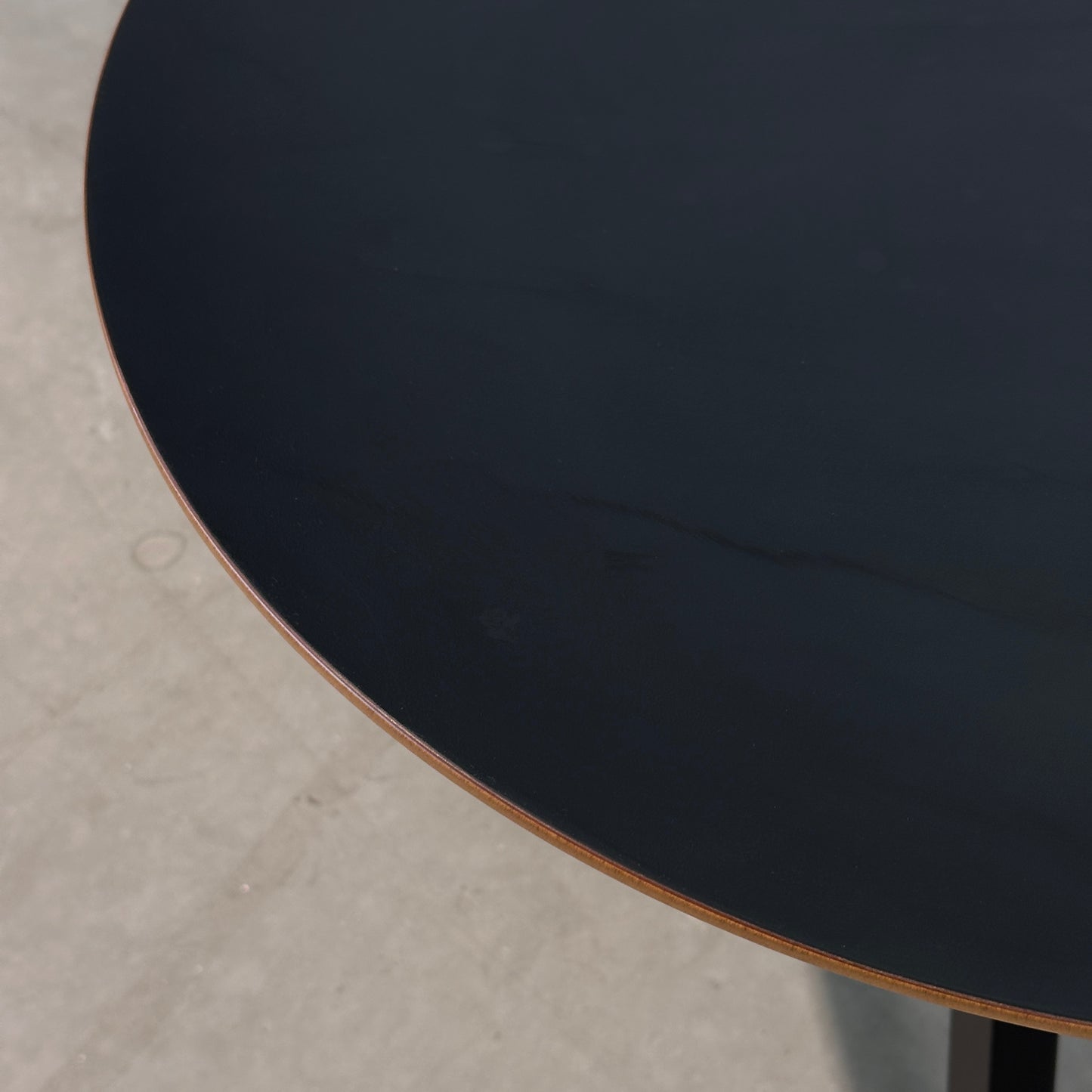Johanson Peak Triple Beistelltisch, runde schwarze Schichtholzplatte, 60cm Durchmesser.