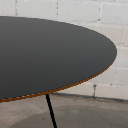 Johanson Speed Table Beistelltisch, runde schwarze Schichtholzplatte mit braunem Rand und schwarzen Beinen.
