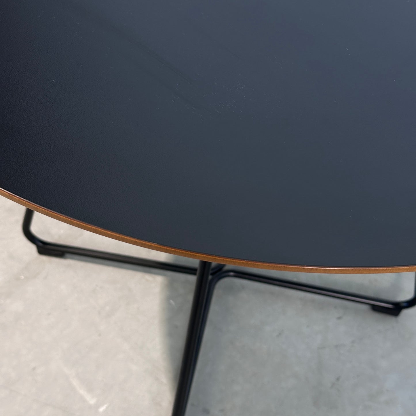 Johanson Speed Table Beistelltisch, schwarz, mit runder Schichtholzplatte und schwarzem Metallgestell.