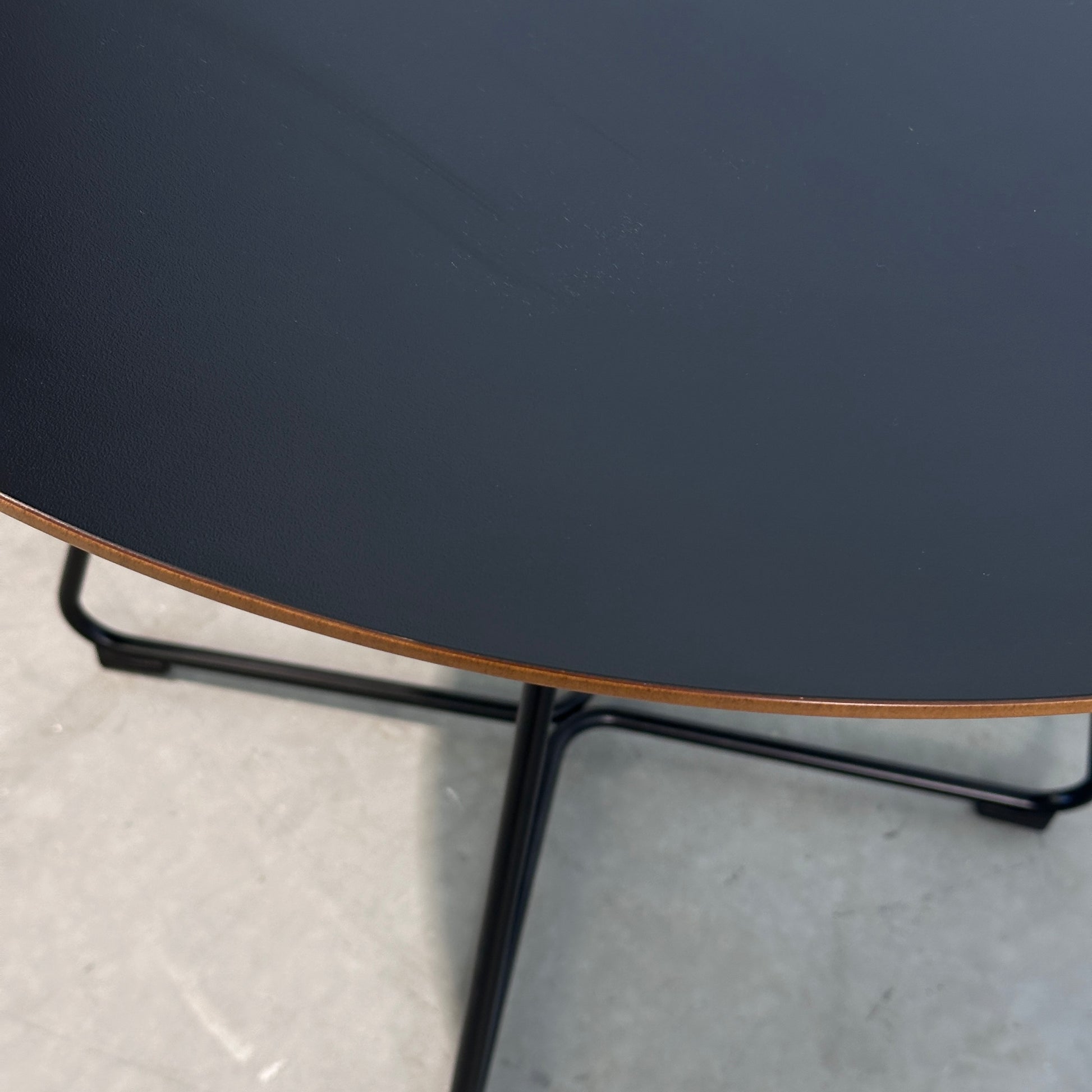 Johanson Speed Table Beistelltisch, schwarz, mit runder Schichtholzplatte und schwarzem Metallgestell.