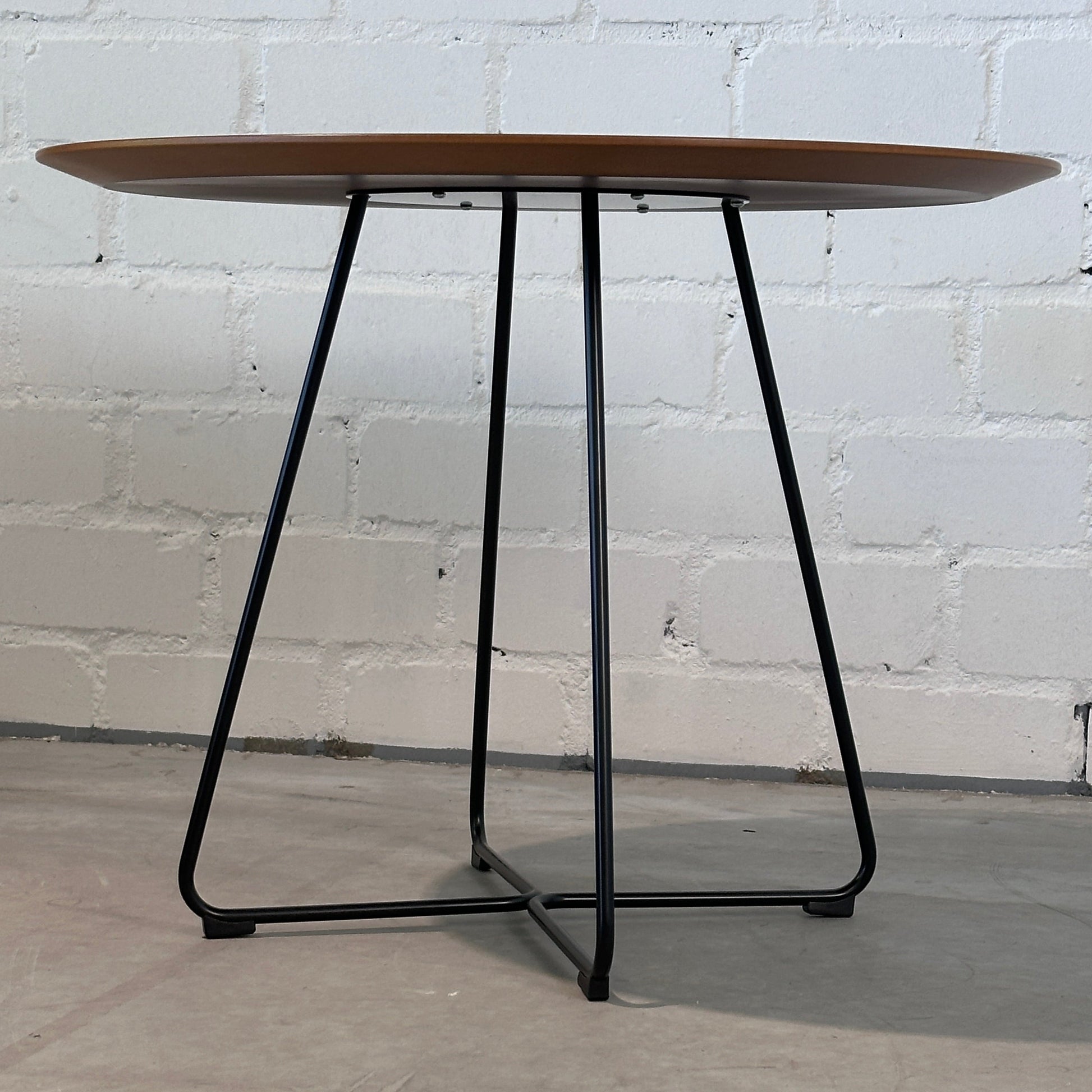Johanson Speed Table Beistelltisch mit runder Holzplatte und schwarzem Metallgestell.