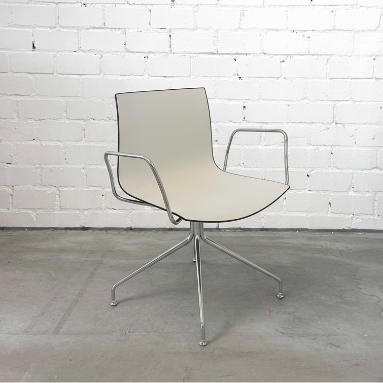 Arper Catifa 46 Konferenzstuhl mit Armlehnen weiß