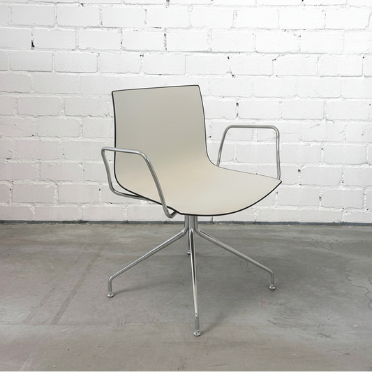 Arper Catifa 46 Konferenzstuhl mit Armlehnen weiß