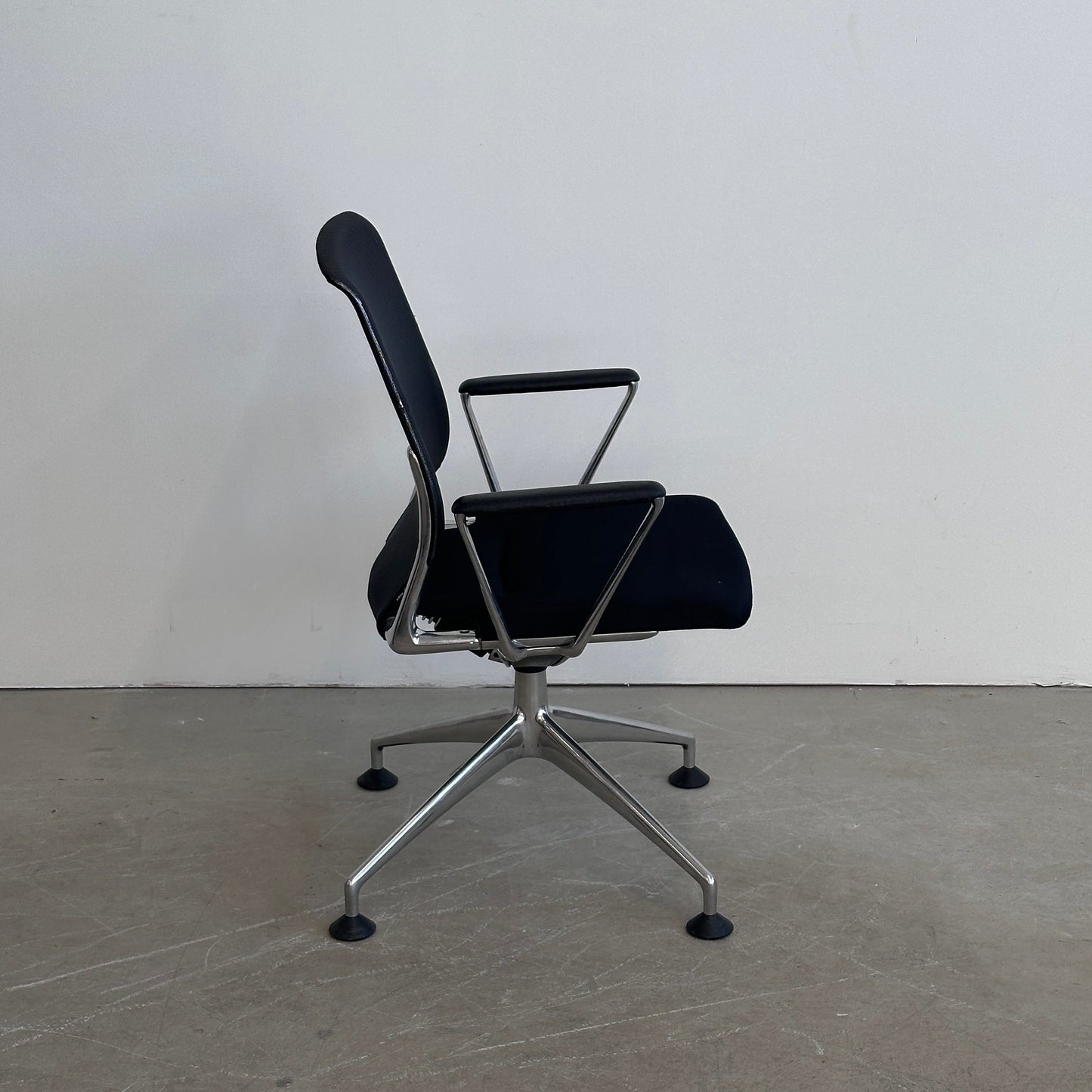 Meda Chair Armlehnen Leder ( Netzrückentausch wird gerade geprüft )