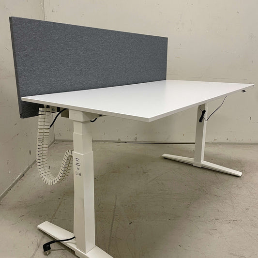 K&N Talo S elektrischer höhenverstellbarer Schreibtisch 160x80 cm mit weißer Tischplatte und grauer Sichtschutzwand aus Filz
