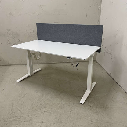 K&N Talo S elektrischer höhenverstellbarer Schreibtisch 160x80 cm weiß mit grauer Sichtschutzwand und Kabelmanagement