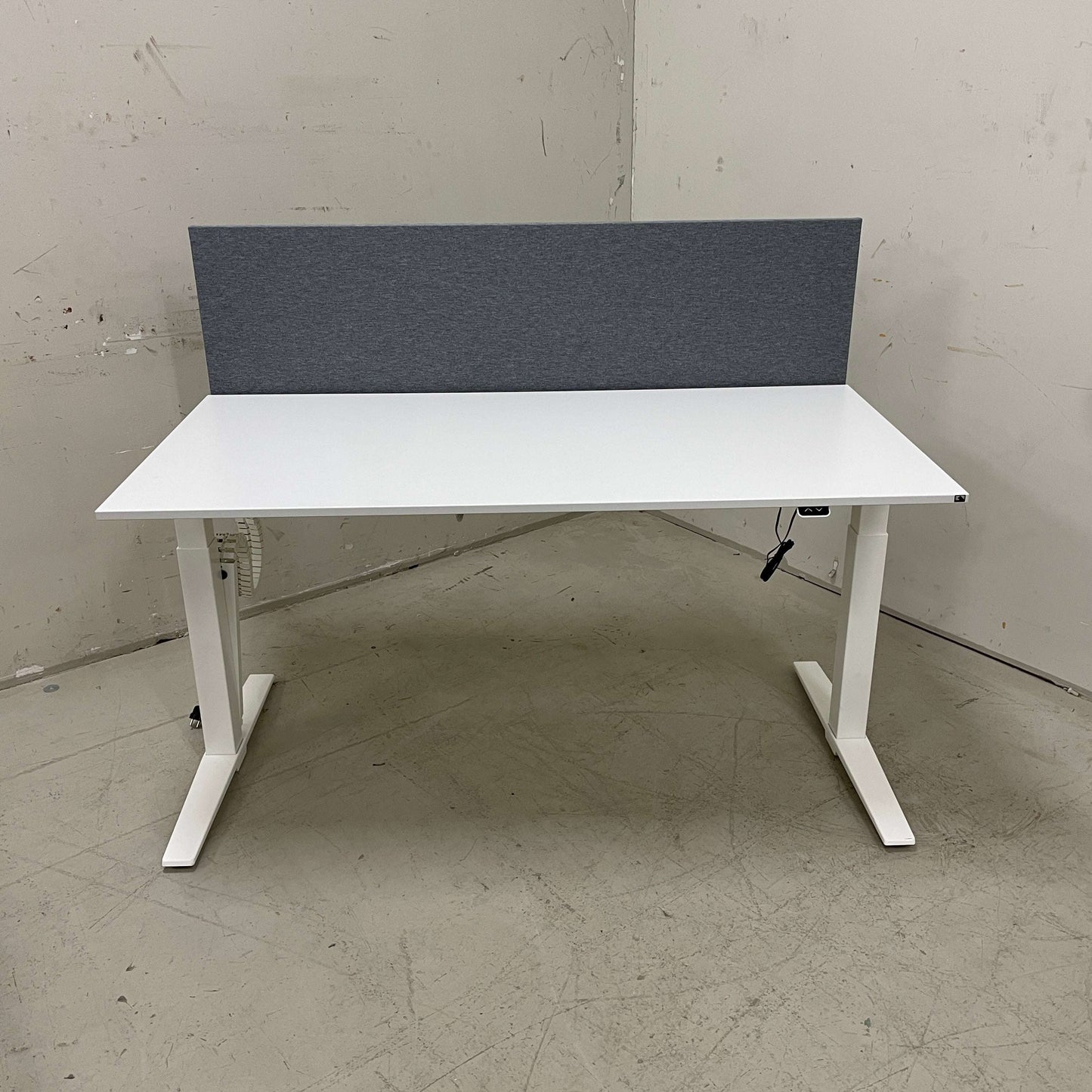 K&N Talo S elektrisch höhenverstellbarer weißer Schreibtisch 160x80 cm mit grauer Trennwand und Kabelmanagement