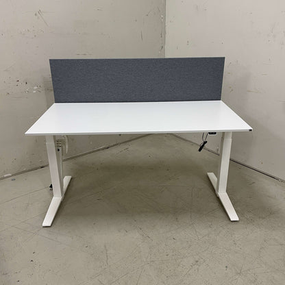 K&N Talo S elektrisch höhenverstellbarer weißer Schreibtisch 160x80 cm mit grauer Trennwand und Kabelmanagement
