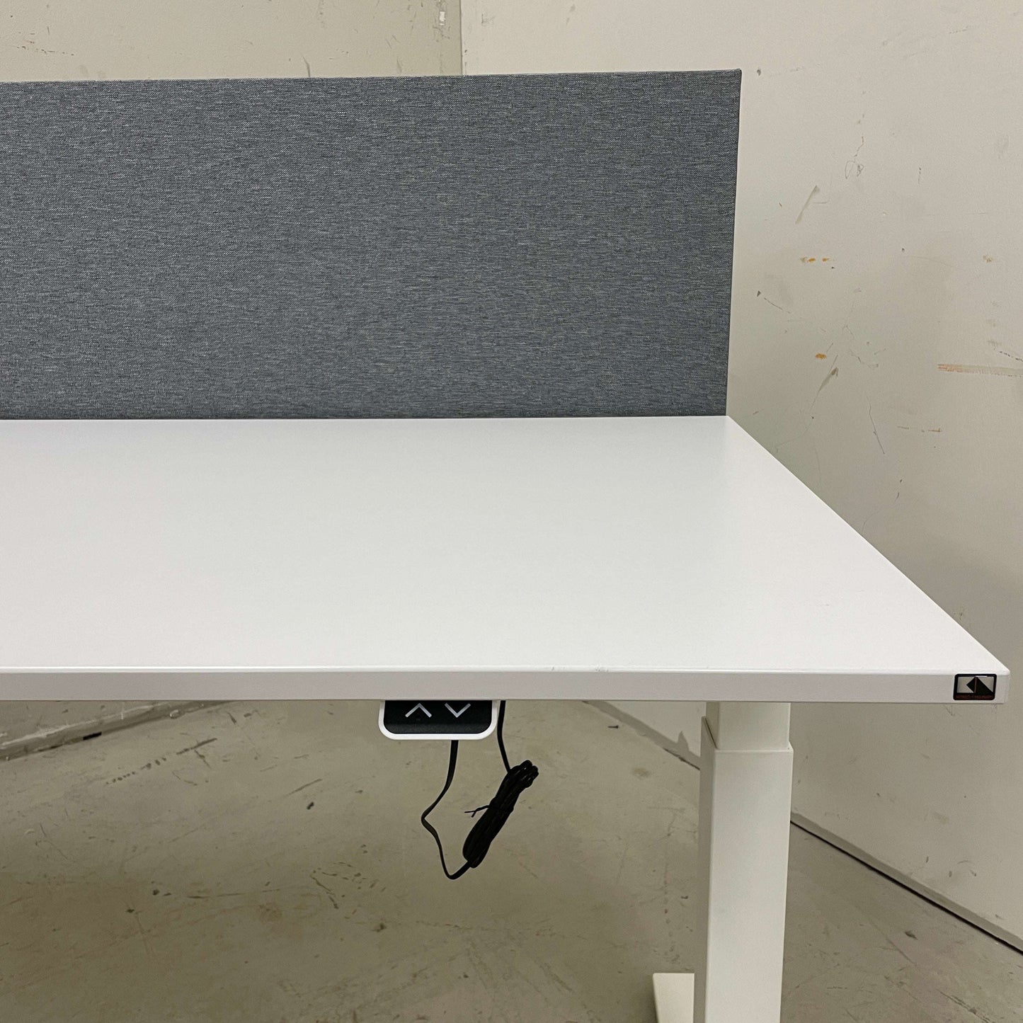 K&N Talo S elektrischer höhenverstellbarer weißer Schreibtisch 160x80 cm mit grauer Filz-Sichtschutzwand und Kabelmanagement