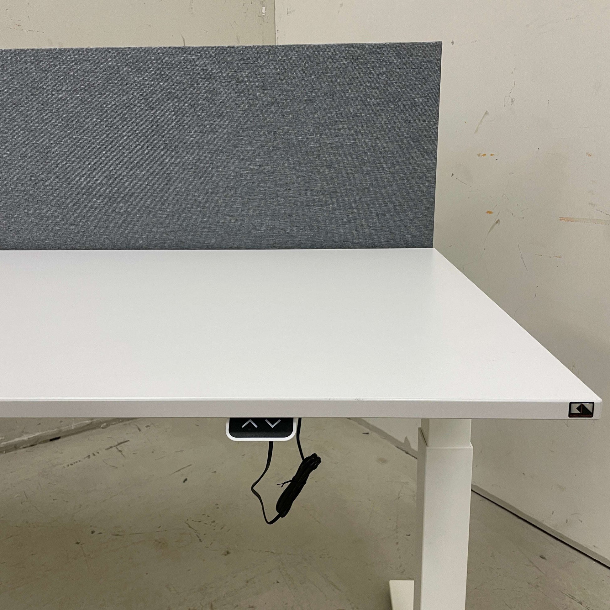 K&N Talo S elektrischer höhenverstellbarer weißer Schreibtisch 160x80 cm mit grauer Filz-Sichtschutzwand und Kabelmanagement