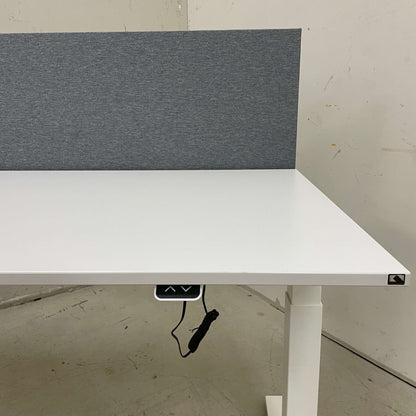 K&N Talo S elektrischer höhenverstellbarer weißer Schreibtisch 160x80 cm mit grauer Filz-Sichtschutzwand und Kabelmanagement