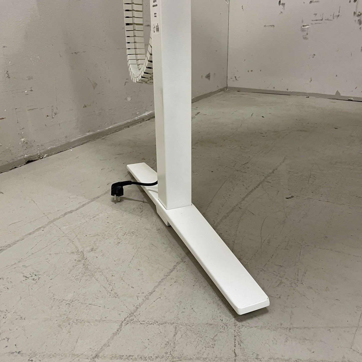 K&N Talo S elektrisch höhenverstellbarer weißer Schreibtisch mit Kabelmanagement und Sichtschutzwand aus Filz