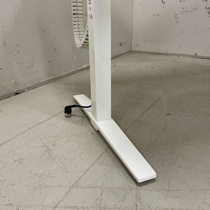 K&N Talo S elektrisch höhenverstellbarer weißer Schreibtisch mit Kabelmanagement und Sichtschutzwand aus Filz