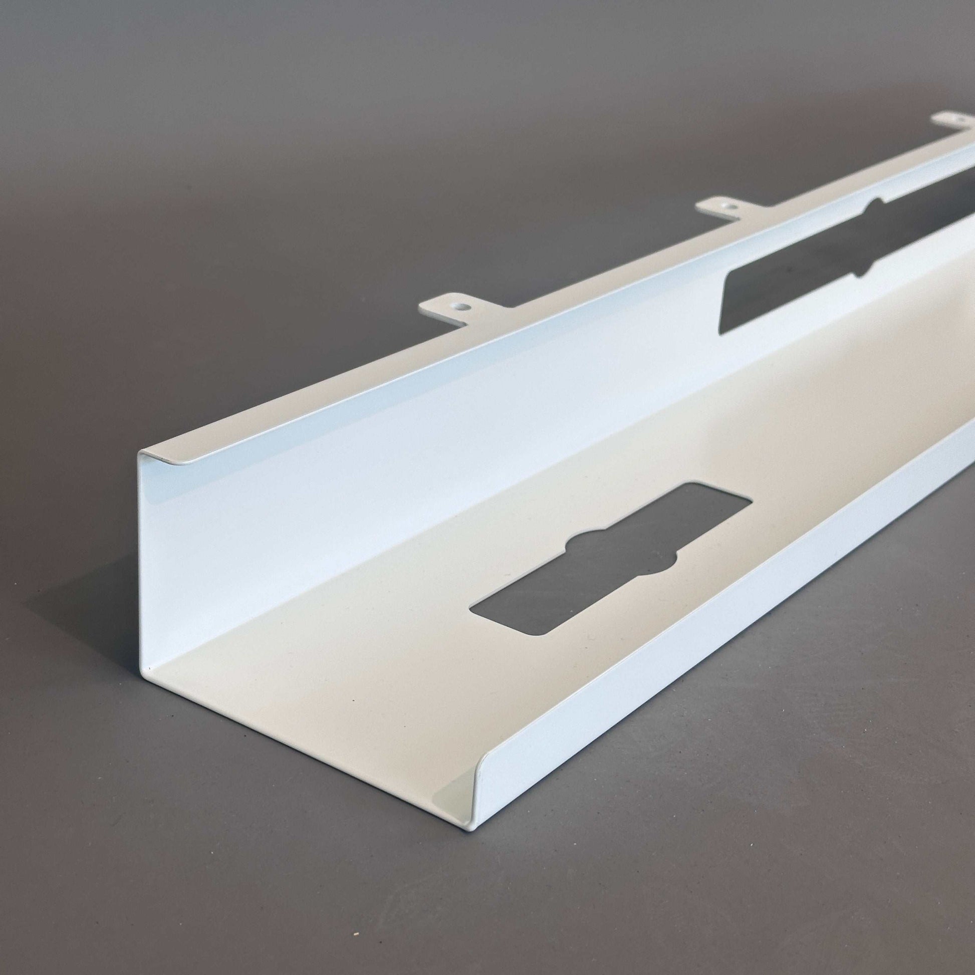 Hochwertiger weißer Metall-Kabelkanal 100cm mit 3 Kabeldurchführungen und Befestigungsset für Schreibtischmontage