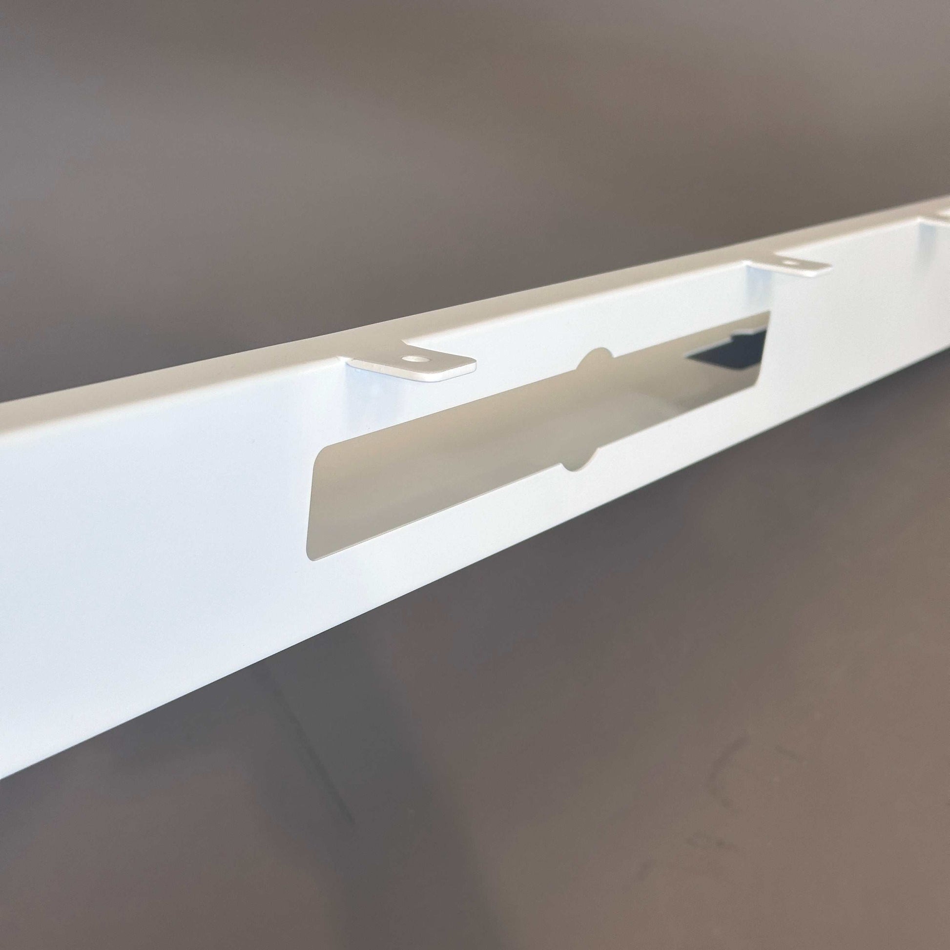 hochwertiger weißer Metall Kabelkanal 100cm mit 3 Kabeldurchführungen und Befestigungsset für Schreibtischmontage