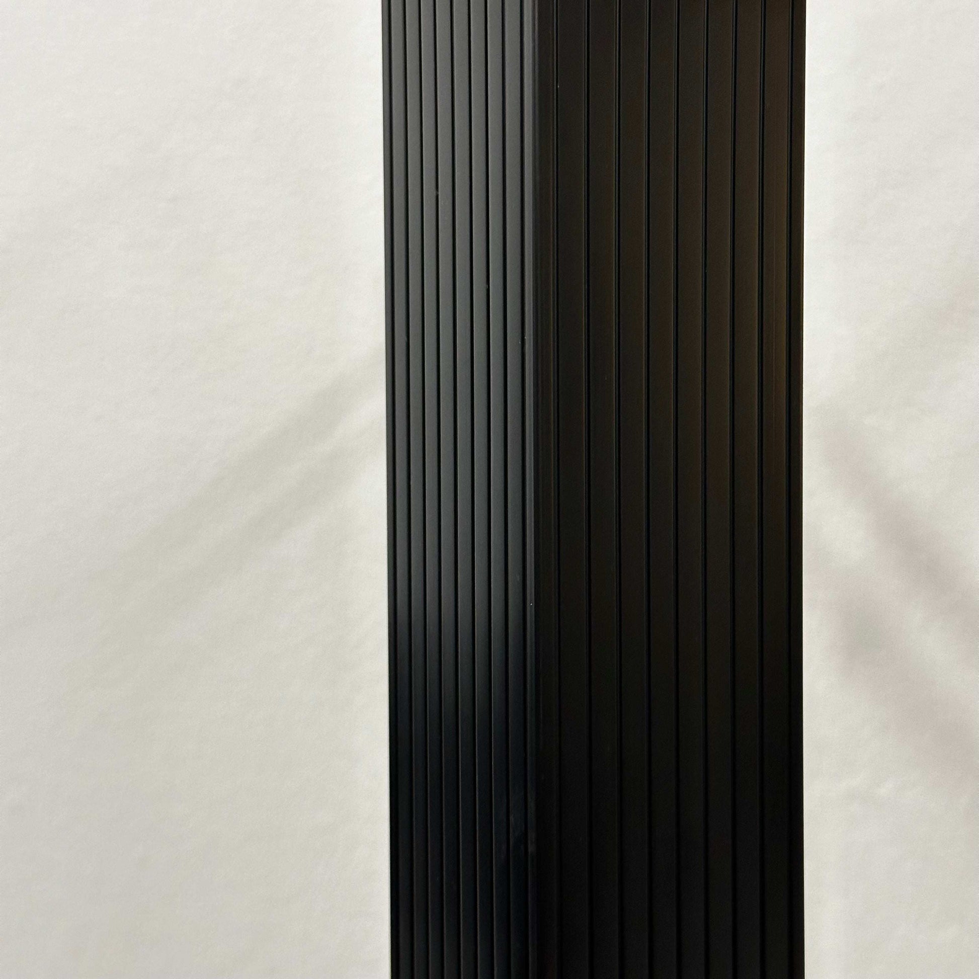 Kartell Segmenti Garderobenständer modern black vertical slat coat rack with sleek design