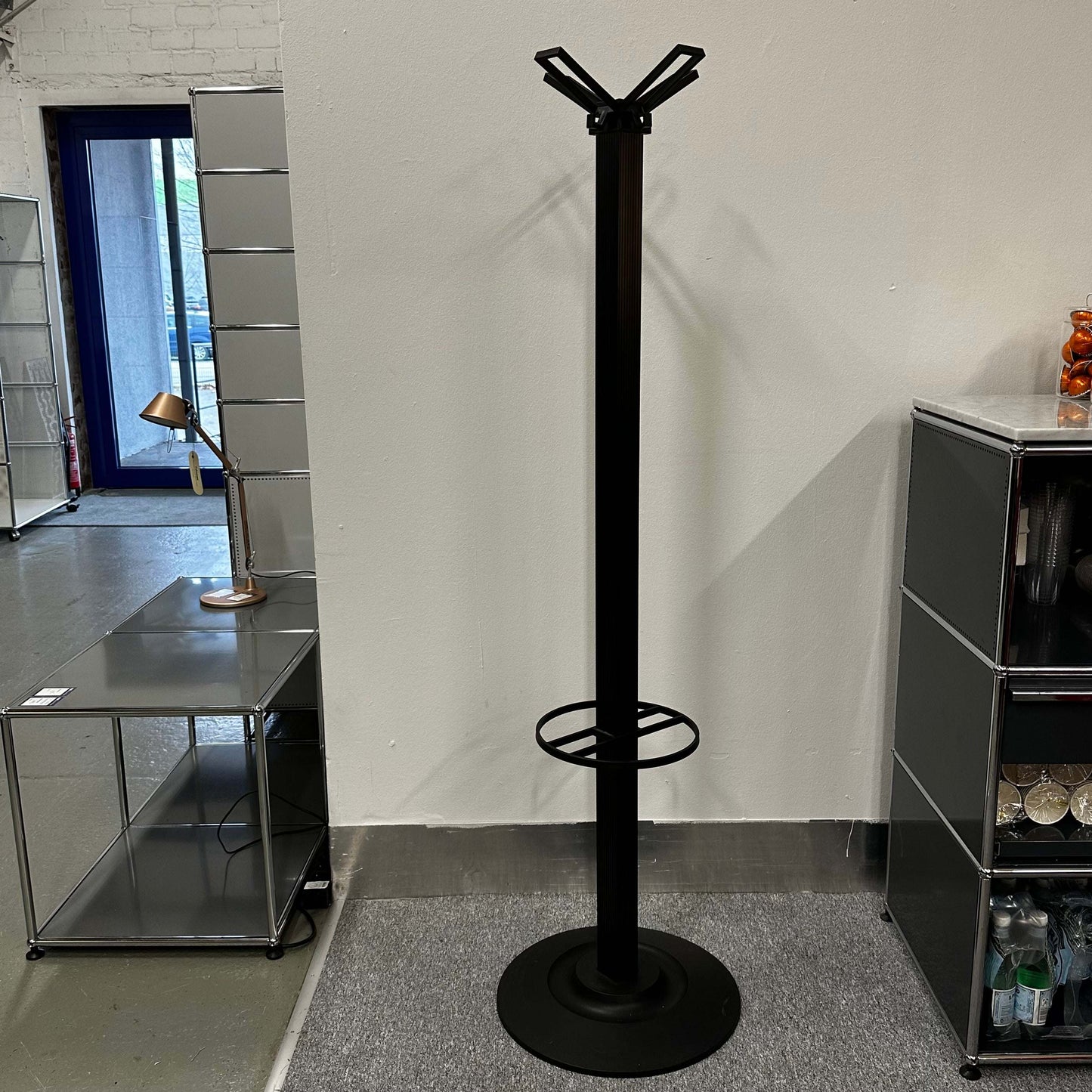 Modern black Kartell Segmenti Garderobenständer coat rack with minimalist design and circular base