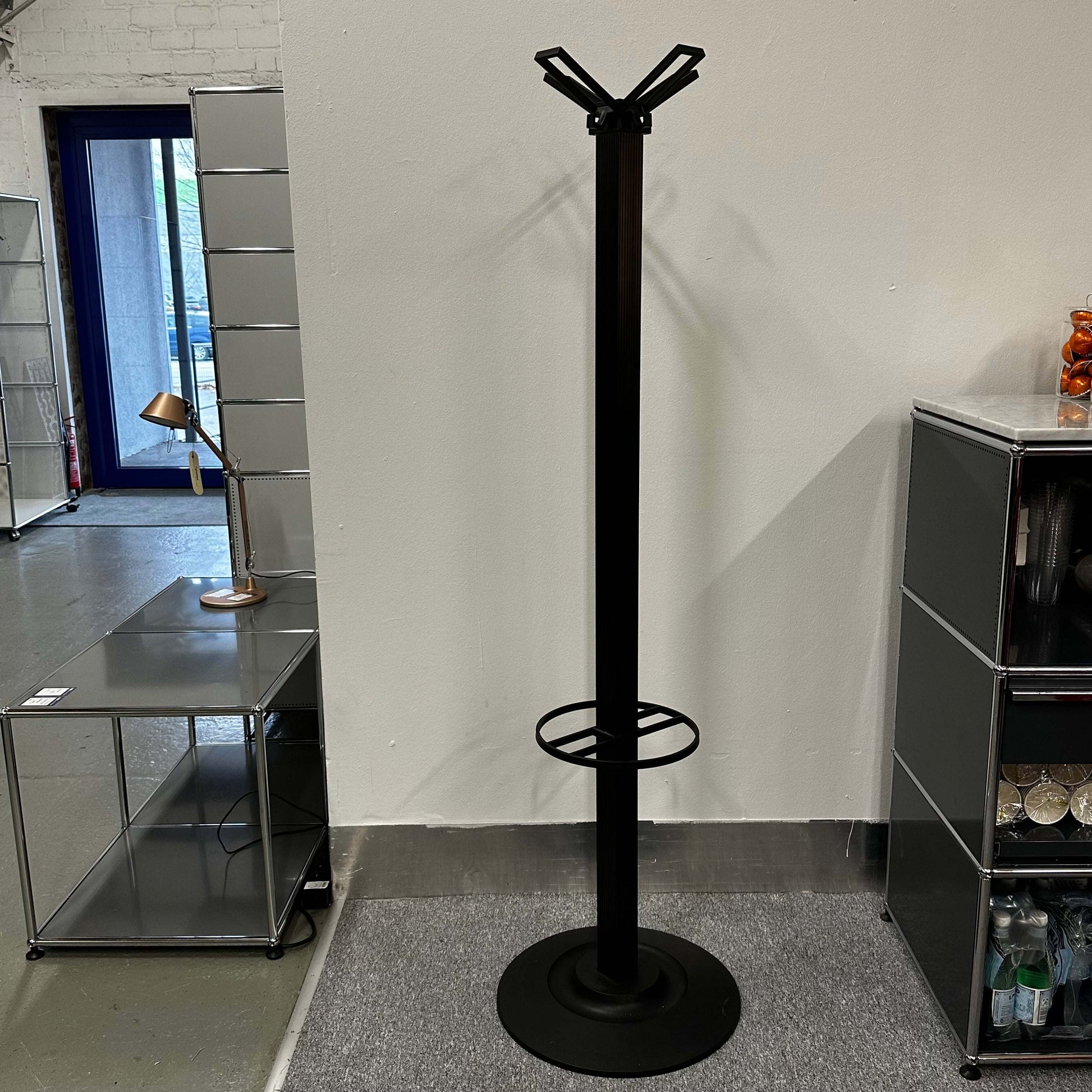 Modern black Kartell Segmenti Garderobenständer coat rack with minimalist design and circular base