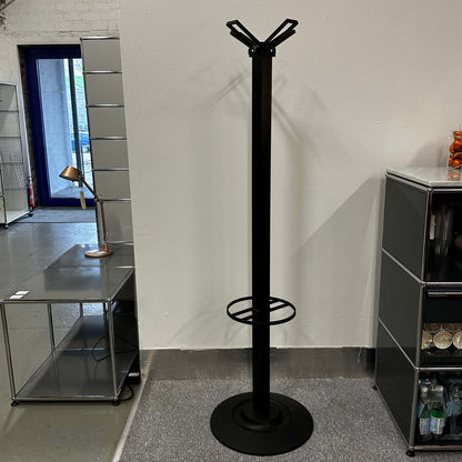 Modern black Kartell Segmenti Garderobenständer coat rack with minimalist design and circular base