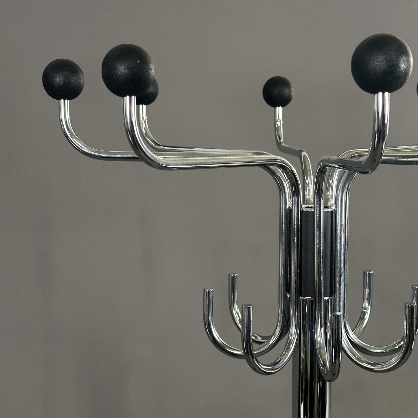 Kerkmann Rondo Kleiderständer aus Chrom mit schwarzen runden Enden, Garderobenständer, modernes Design