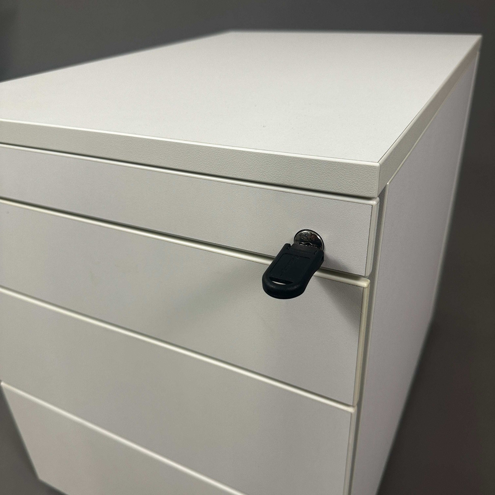 Kinnarps Rollcontainer weiß mit vier abschließbaren Schubladen und kompakten Maßen 52 x 42 x 60 cm