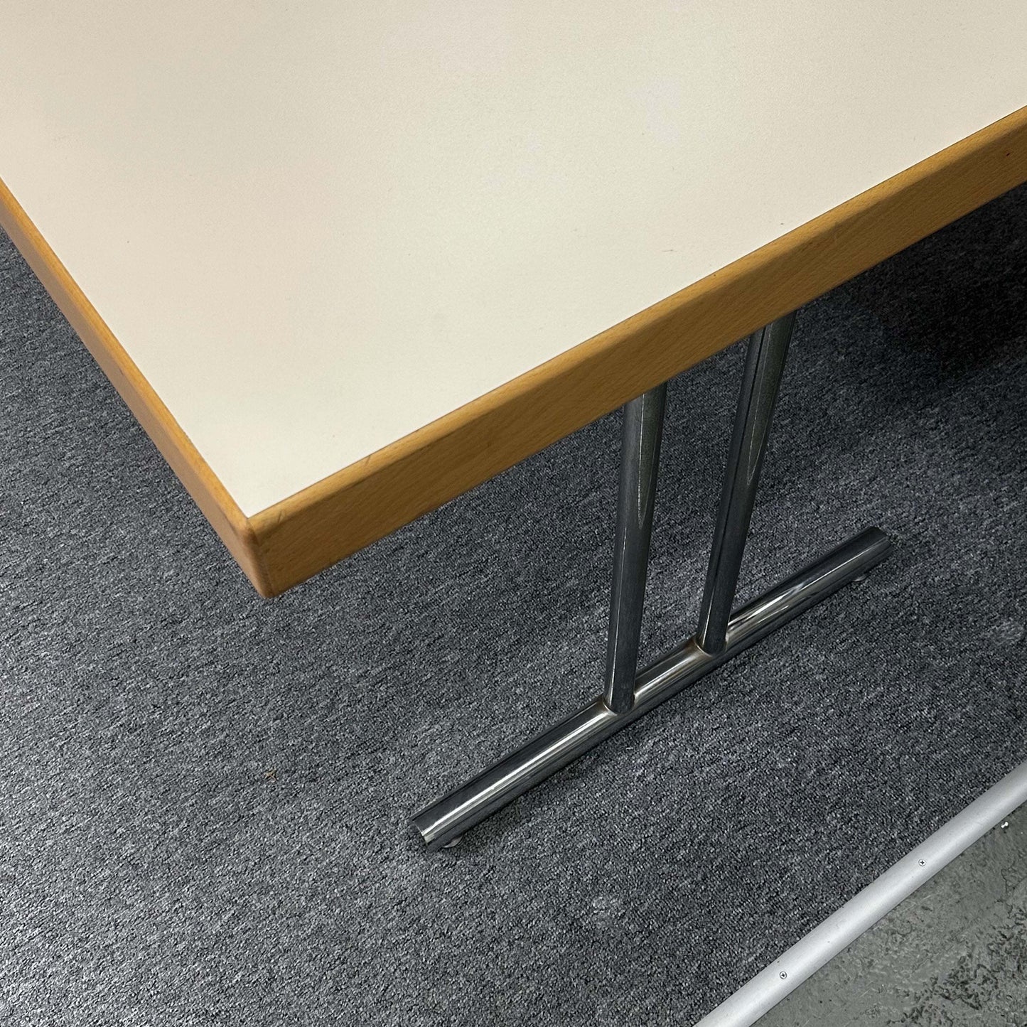 Klapptisch 160x80cm with cream beige tabletop, metal hinges, and sturdy double T-shaped legs on gray carpet