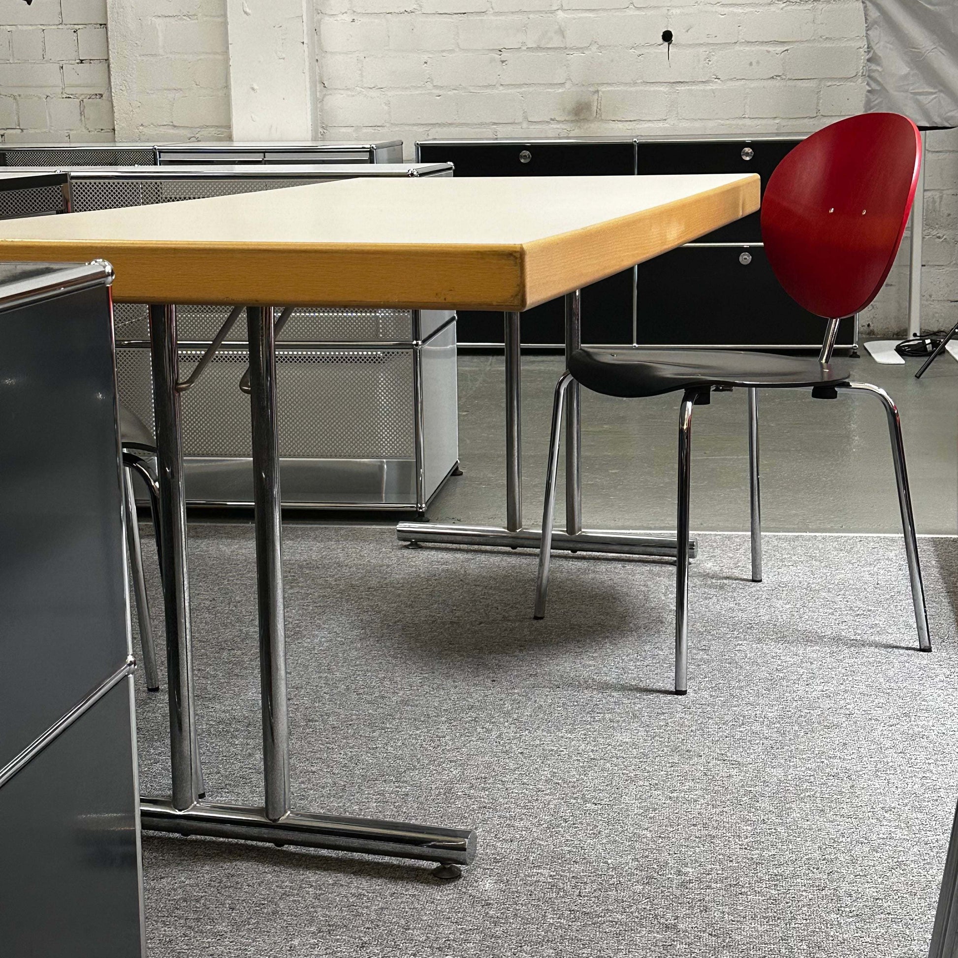 Klapptisch 160x80cm cream beige folding table with metal hinges and metal legs in office setting