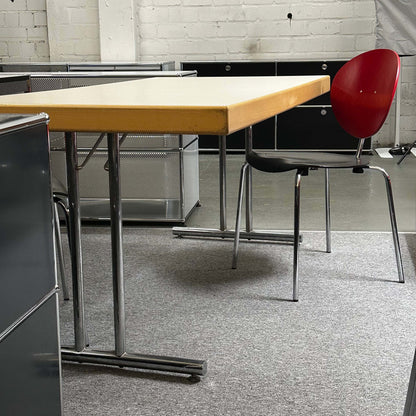 Klapptisch 160x80cm cream beige folding table with metal hinges and metal legs in office setting