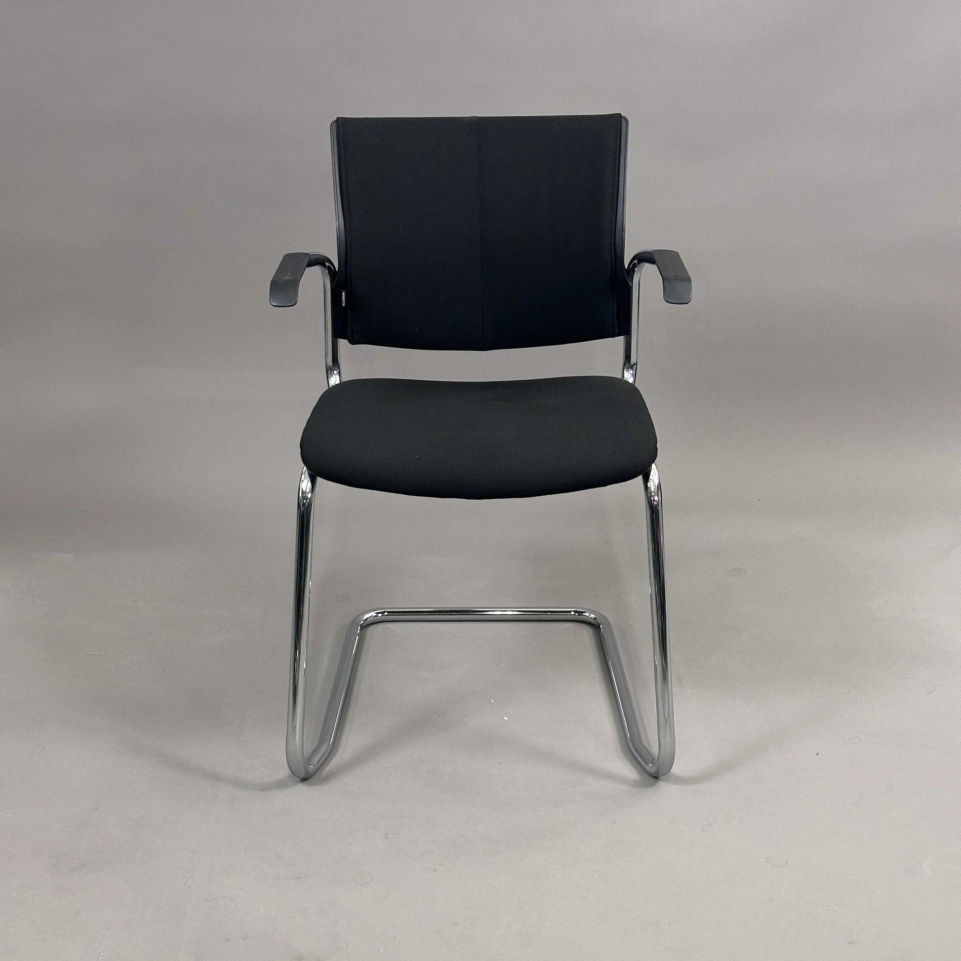 Klöber Besprechungsstuhl with black upholstery and chrome frame, stackable conference chair