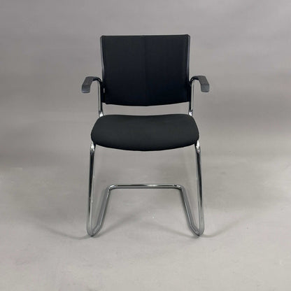 Klöber Besprechungsstuhl with black upholstery and chrome frame, stackable conference chair