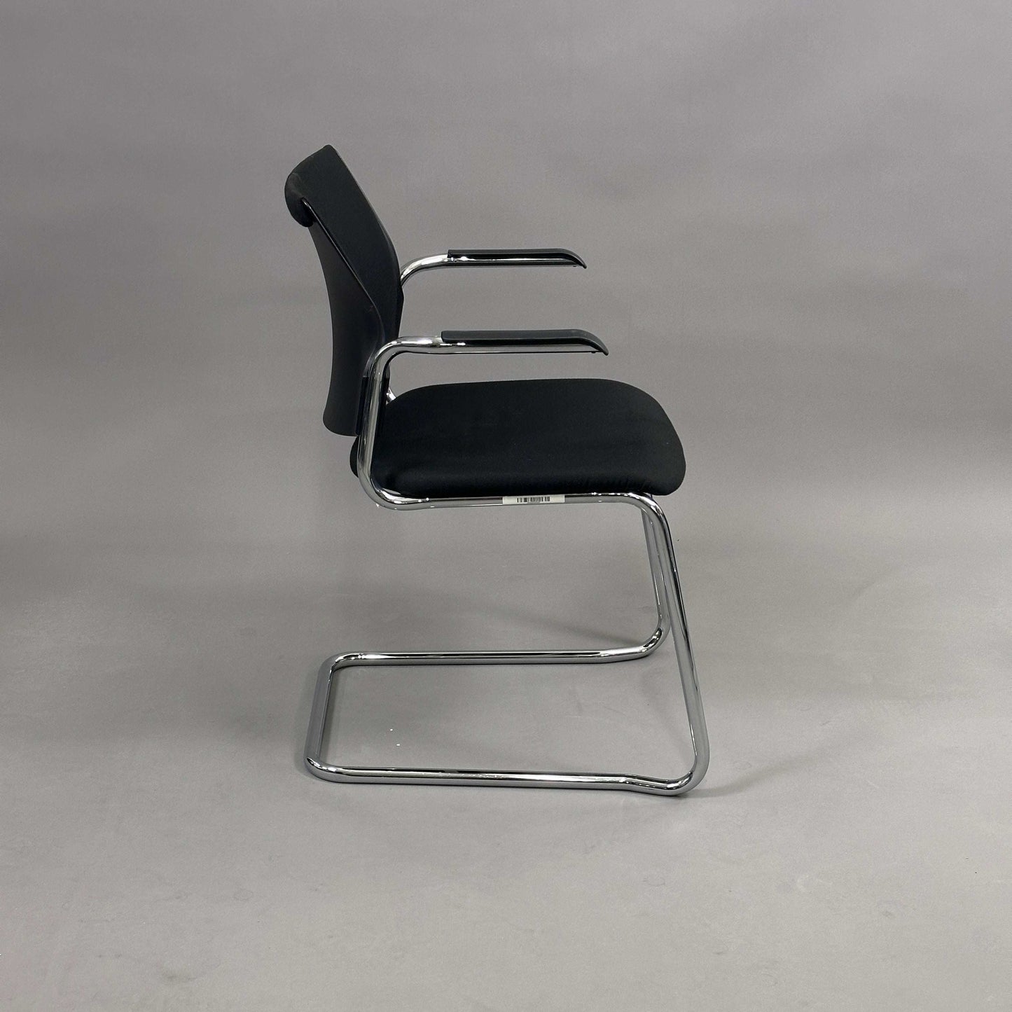 Klöber Besprechungsstuhl with black upholstery and chrome frame, stackable meeting chair side view
