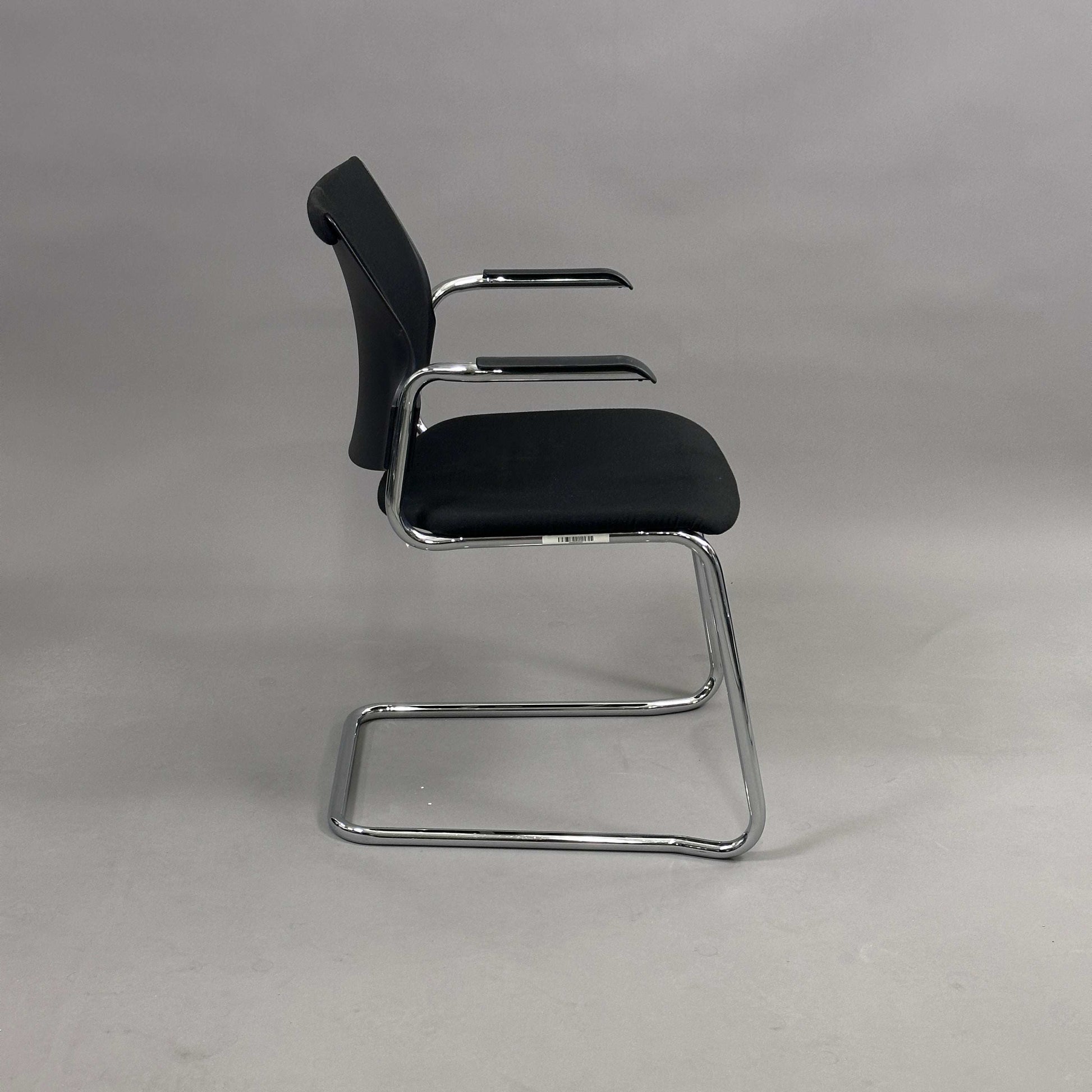Klöber Besprechungsstuhl with black upholstery and chrome frame, stackable meeting chair side view