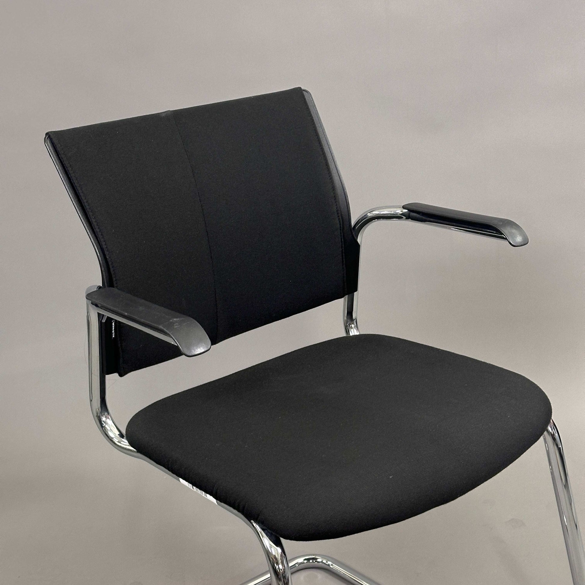 Klöber Besprechungsstuhl with black upholstery and chrome frame, stackable conference chair