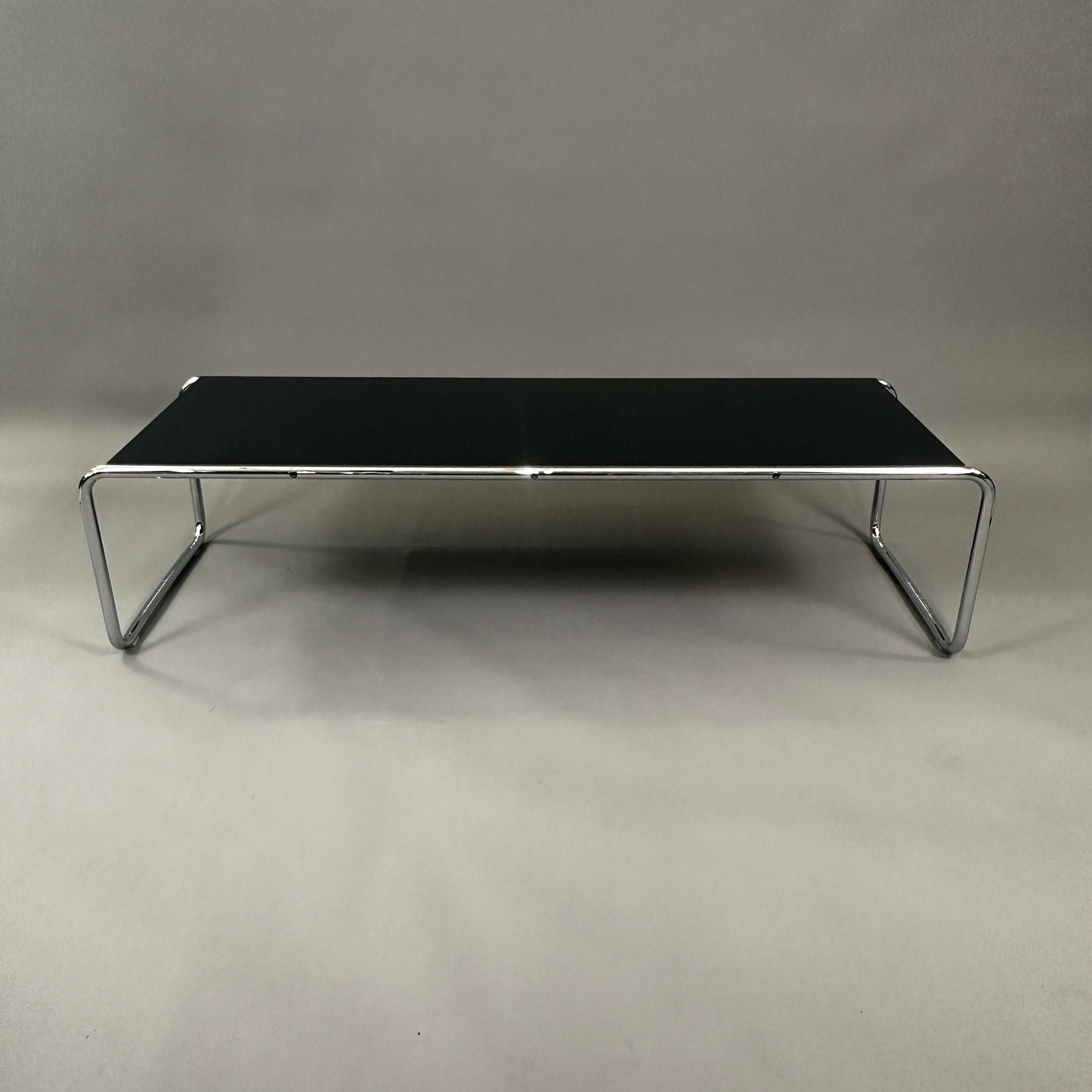 Knoll Breuer Laccio Beistelltisch 135cm mit verchromtem Stahlrohrgestell und schwarz lackierter Holzplatte