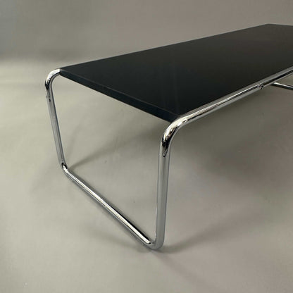 Knoll Breuer Laccio Beistelltisch 135cm mit verchromtem Stahlrohrgestell und schwarz lackierter Holzplatte