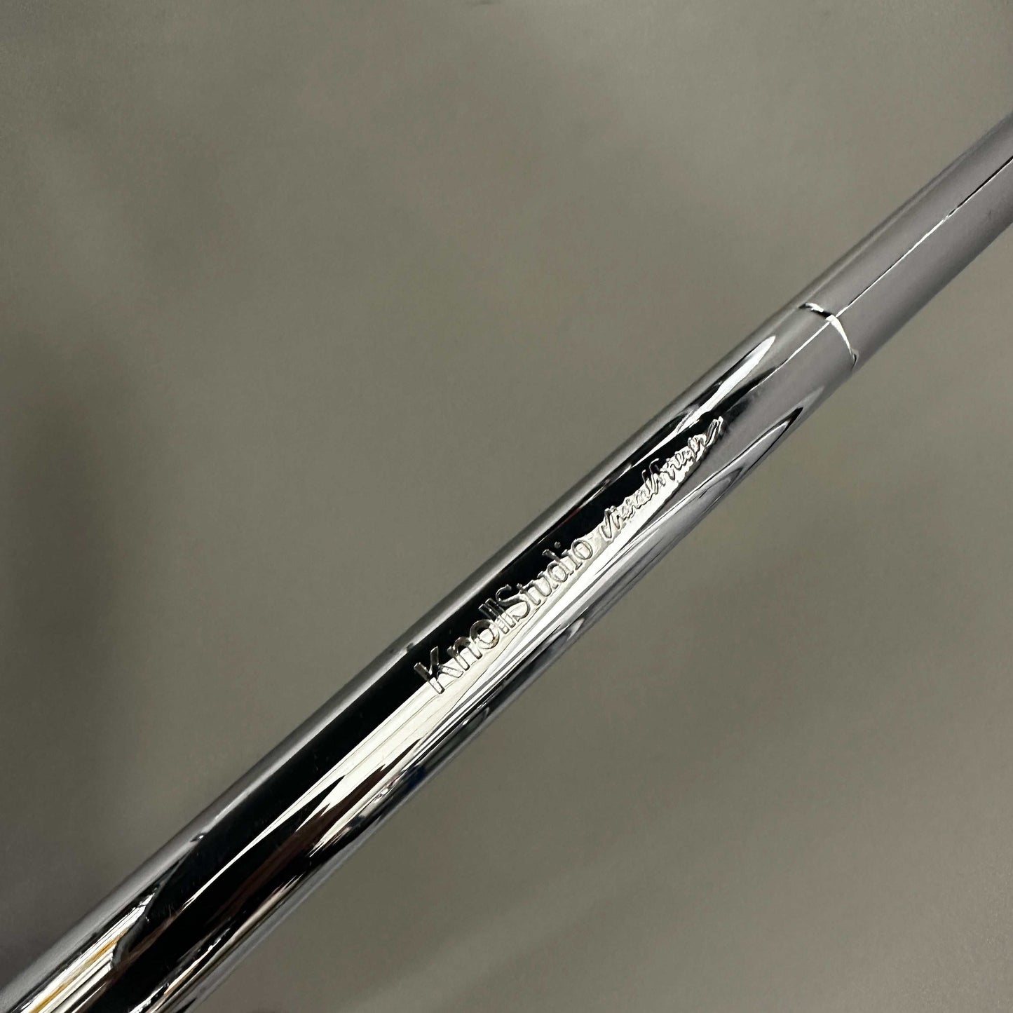 Knoll Breuer Laccio verchromtes Stahlrohrgestell nahaufnahme mit Prägung