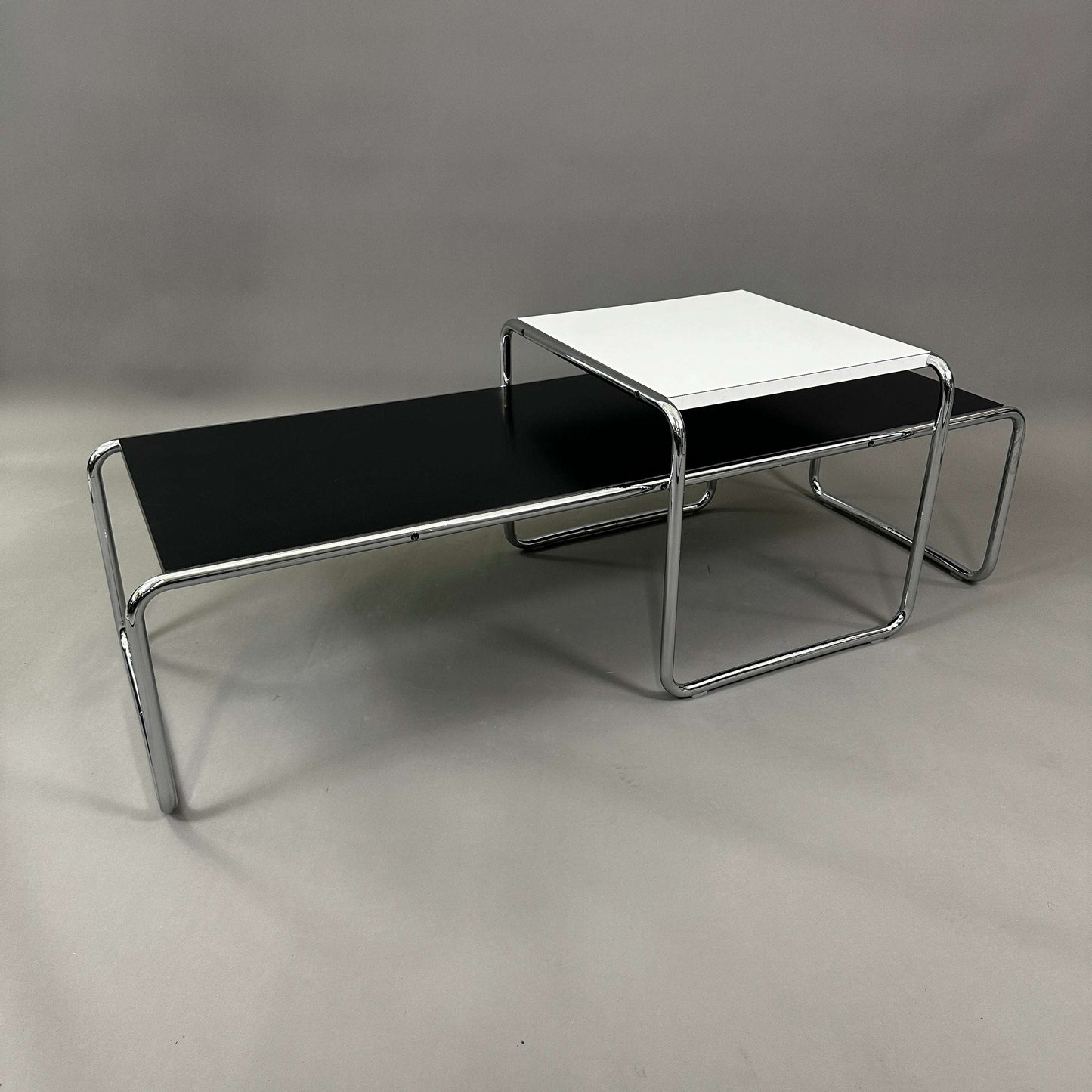 Knoll Breuer Laccio Beistelltisch 135cm mit verchromtem Stahlrohrgestell und schwarz lackierter Holz-Tischplatte.