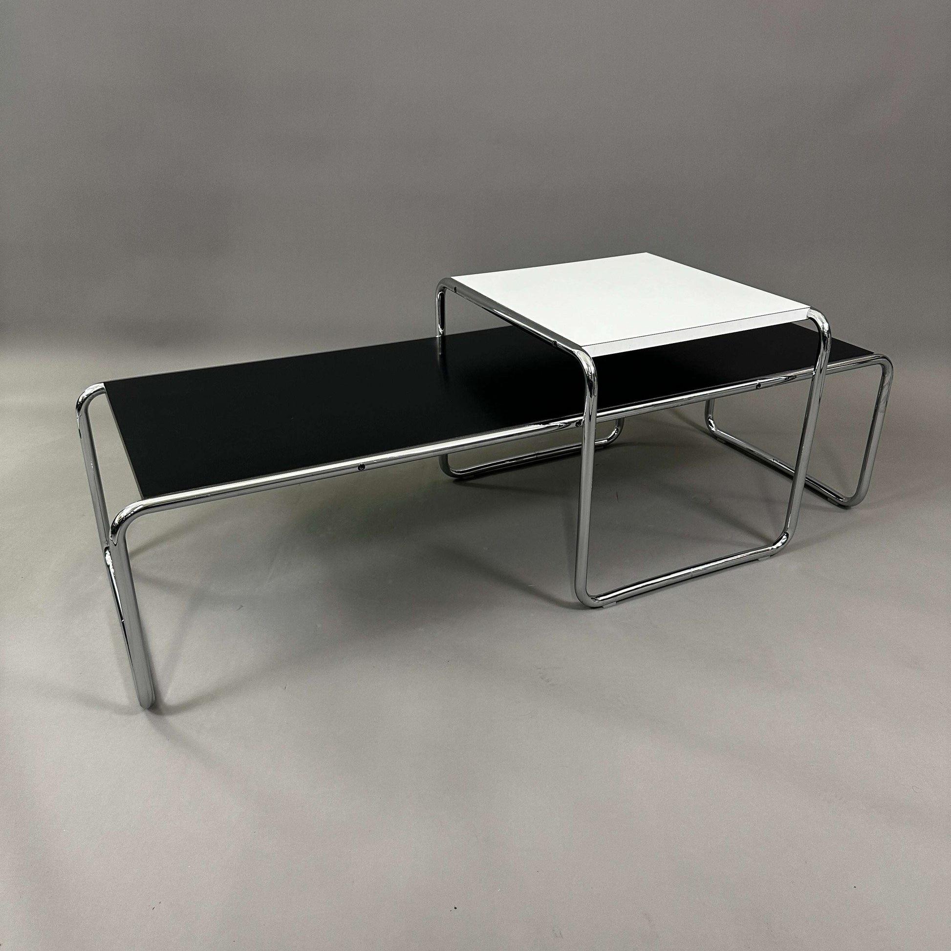 Knoll Breuer Laccio Beistelltisch 135cm mit verchromtem Stahlrohrgestell und schwarz lackierter Holz-Tischplatte.