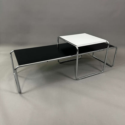 Knoll Breuer Laccio Beistelltisch 135cm mit verchromtem Stahlrohrgestell und schwarz lackierter Holz-Tischplatte.