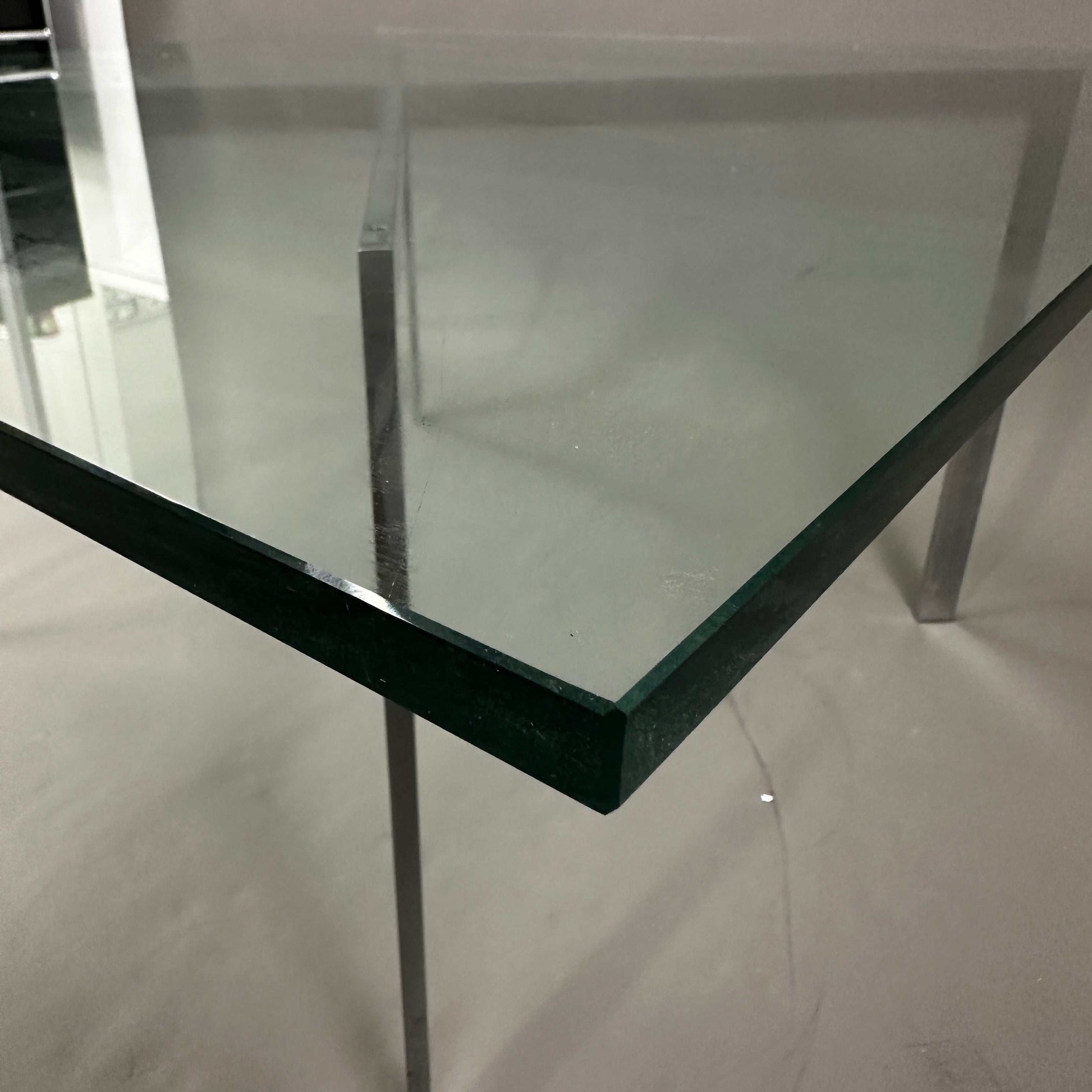 Knoll International Barcelona Couchtisch mit neuer Glasplatte und verchromtem Stahlgestell, quadratisch, modernes Design von Ludwig Mies van der Rohe.