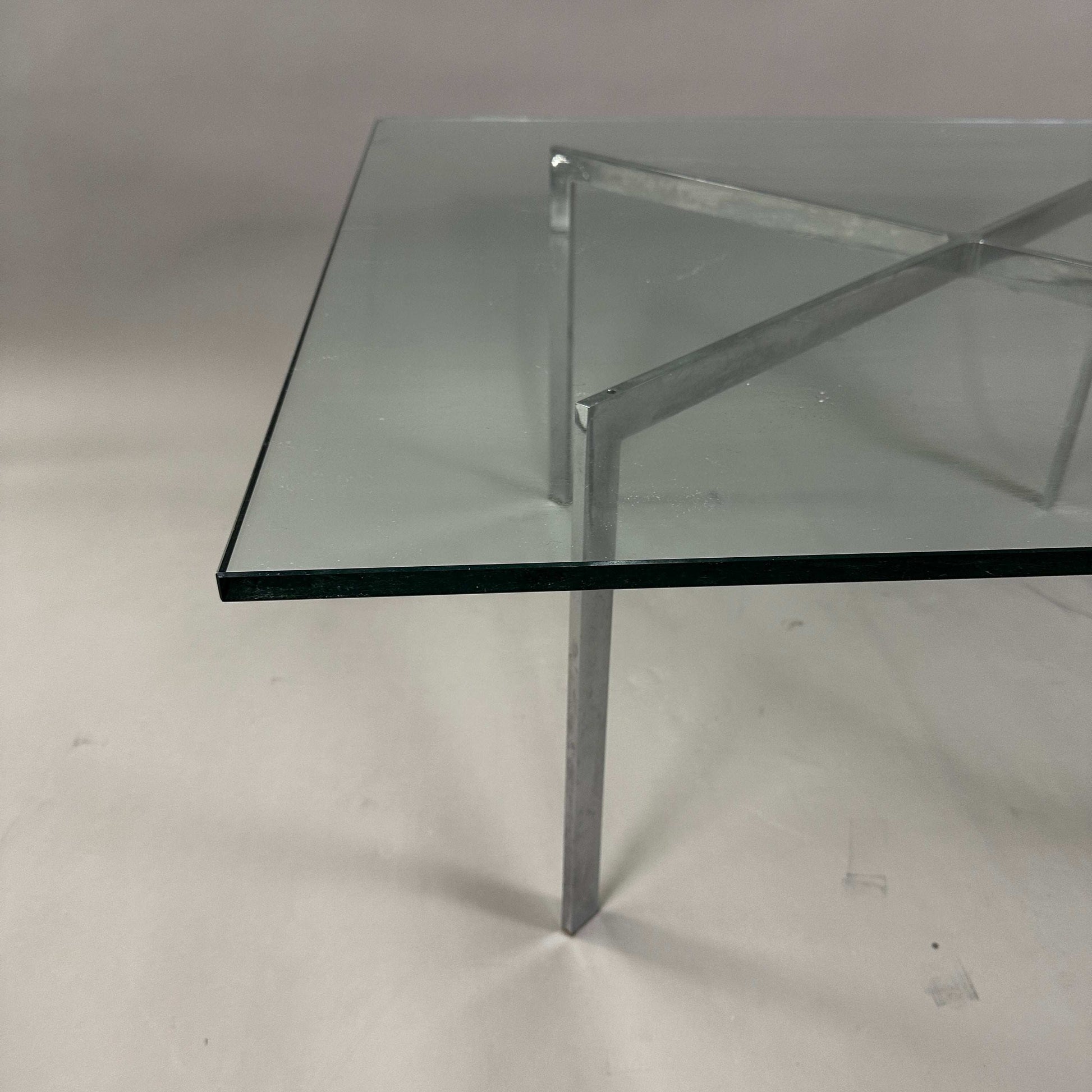Knoll International Barcelona Couchtisch mit Glasplatte und verchromtem Stahlgestell, modernes Design von Ludwig Mies van der Rohe.