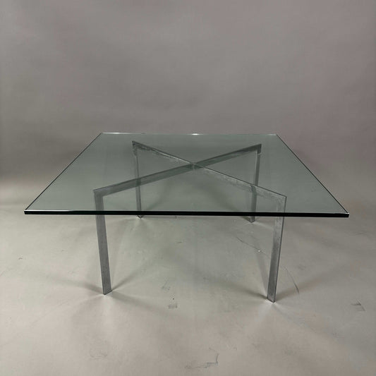 Knoll International Barcelona Couchtisch mit neuer Glasplatte und verchromtem Stahlgestell, quadratisch und modern gestaltet.
