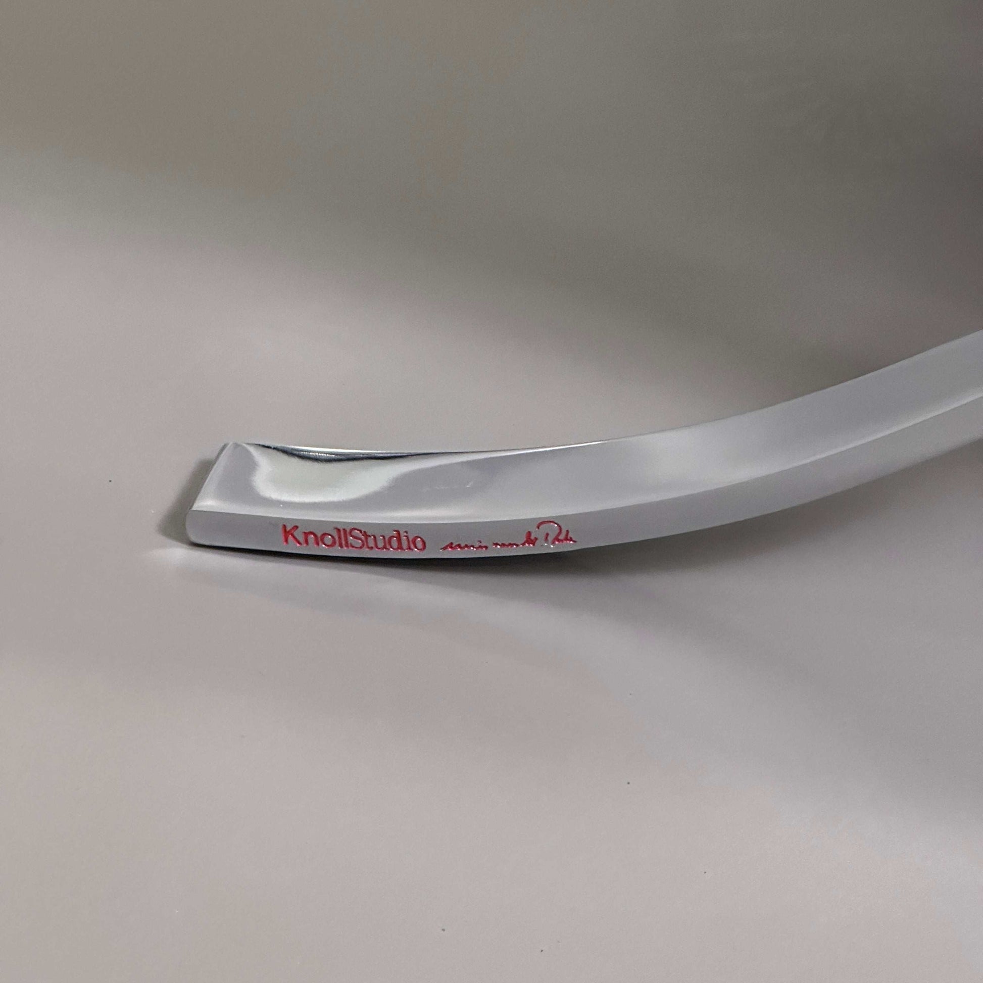 Detailaufnahme verchromtes Flachstahlgestell des Knoll International Barcelona Sessels in Schwarz