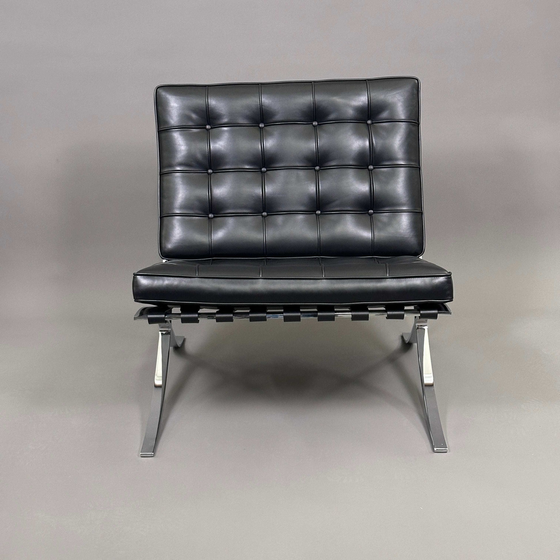 Knoll International Barcelona Sessel aus schwarzem Leder mit verchromtem Flachfederstahlgestell, modernes Design von Ludwig Mies van der Rohe.