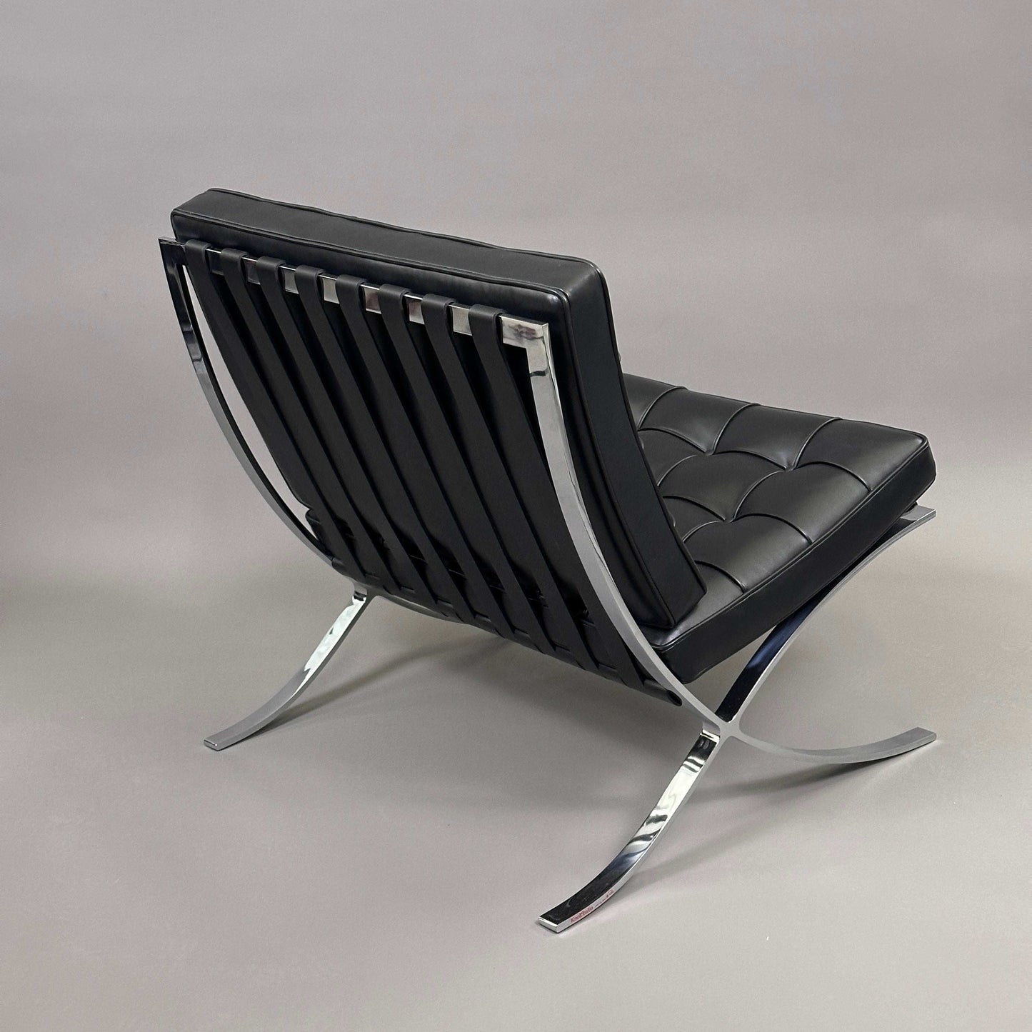 Knoll International Barcelona Sessel aus schwarzem Leder mit verchromtem Flachstahlgestell, designklassisch von Ludwig Mies van der Rohe