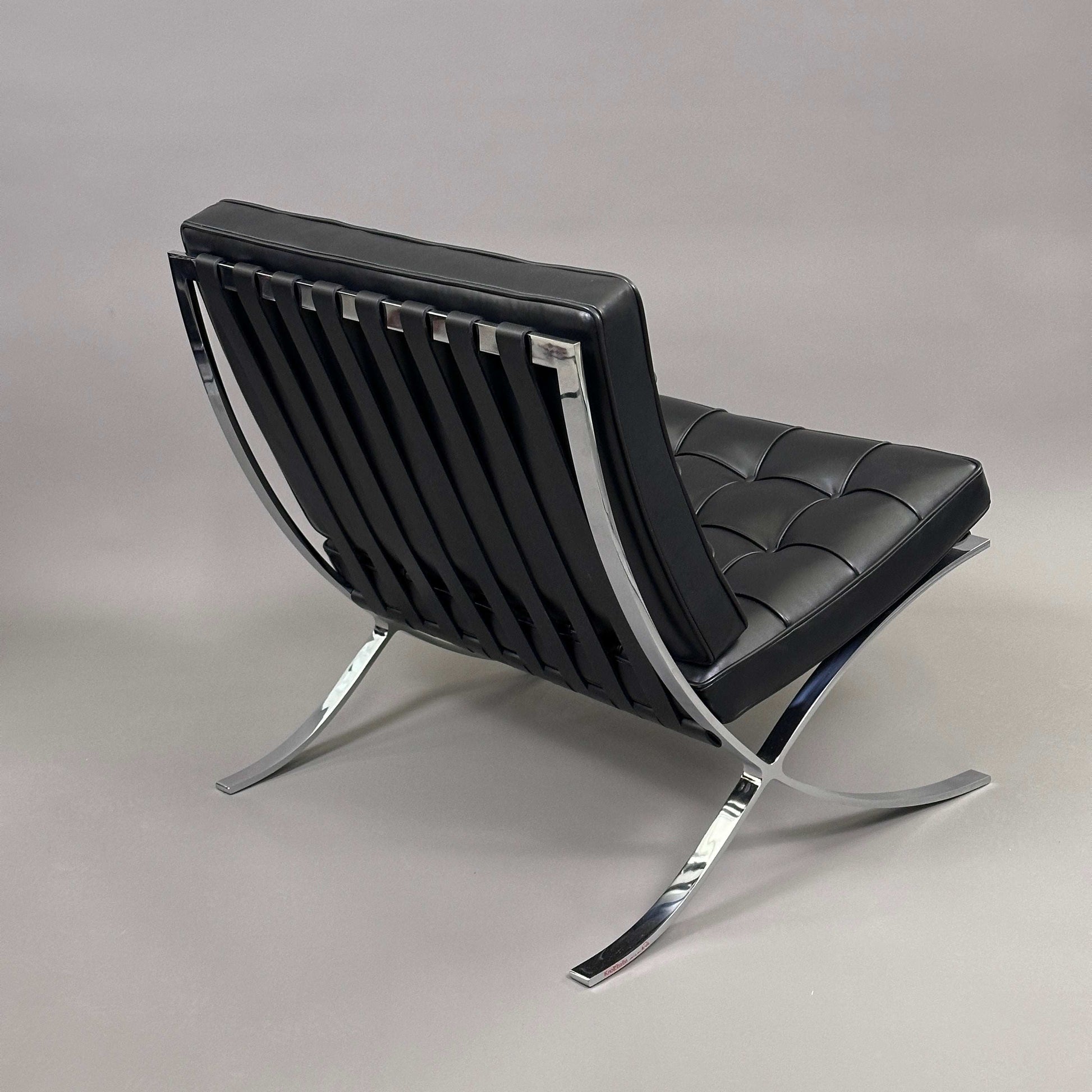 Knoll International Barcelona Sessel aus schwarzem Leder mit verchromtem Flachstahlgestell, designklassisch von Ludwig Mies van der Rohe