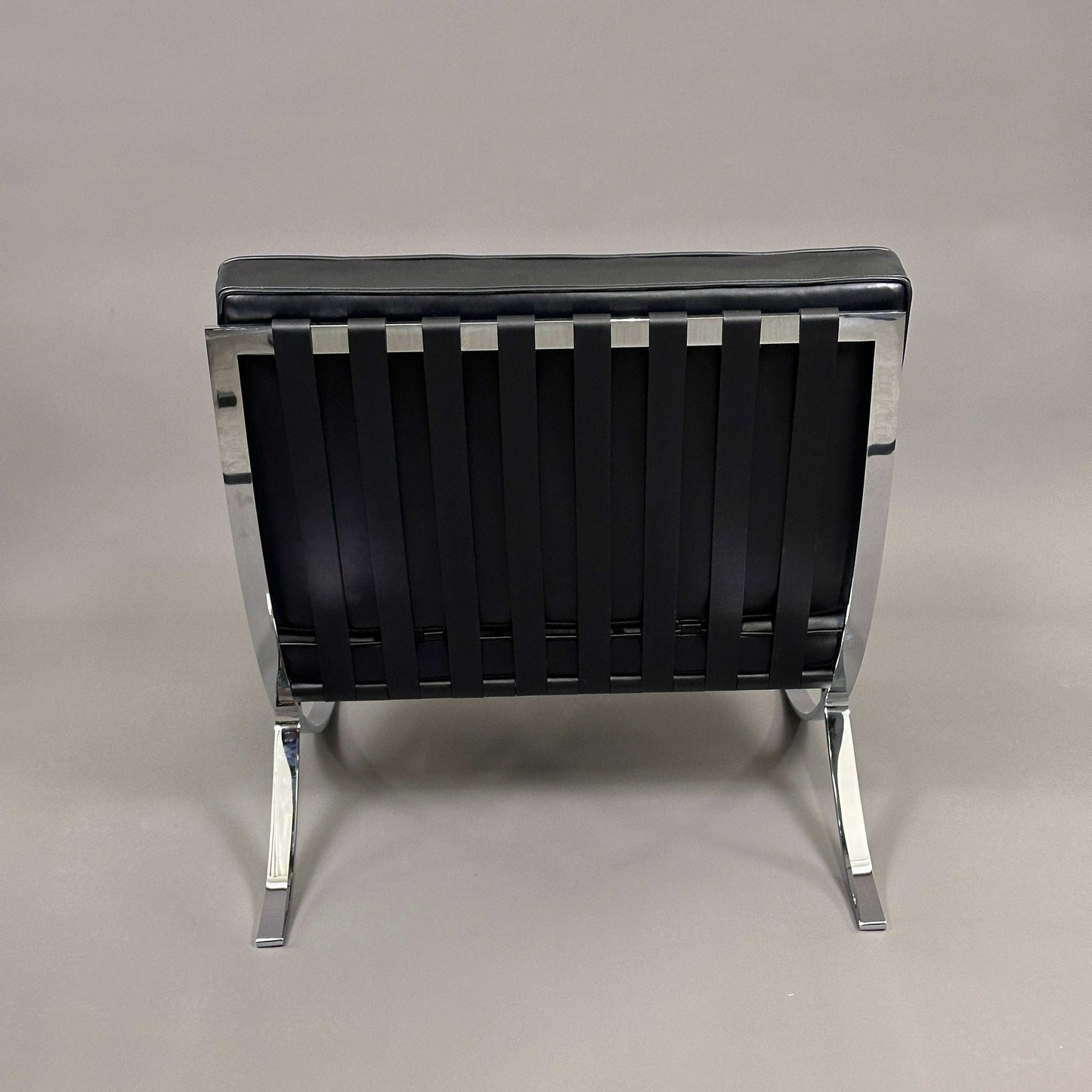 Knoll International Barcelona Sessel mit schwarzem Leder und verchromtem Stahlgestell von Ludwig Mies van der Rohe, Rückansicht