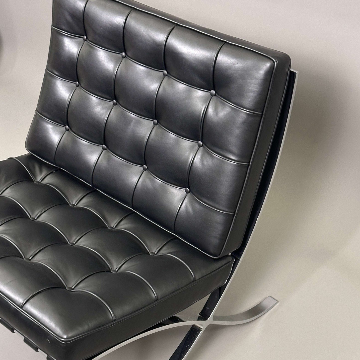 Knoll International Barcelona Sessel aus schwarzem Leder mit verchromtem Flachstahlgestell, modernes Design von Ludwig Mies van der Rohe