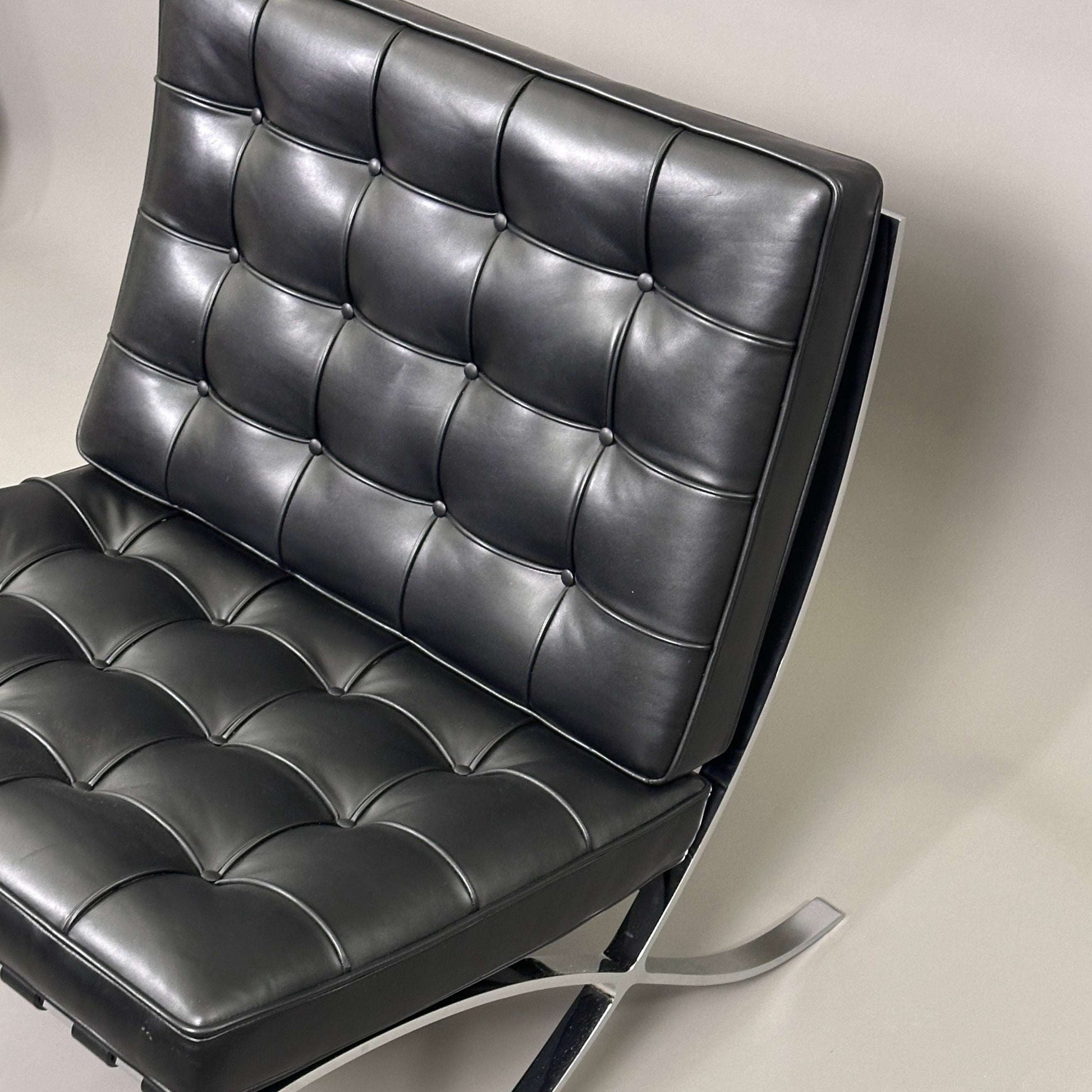 Knoll International Barcelona Sessel aus schwarzem Leder mit verchromtem Flachstahlgestell, modernes Design von Ludwig Mies van der Rohe