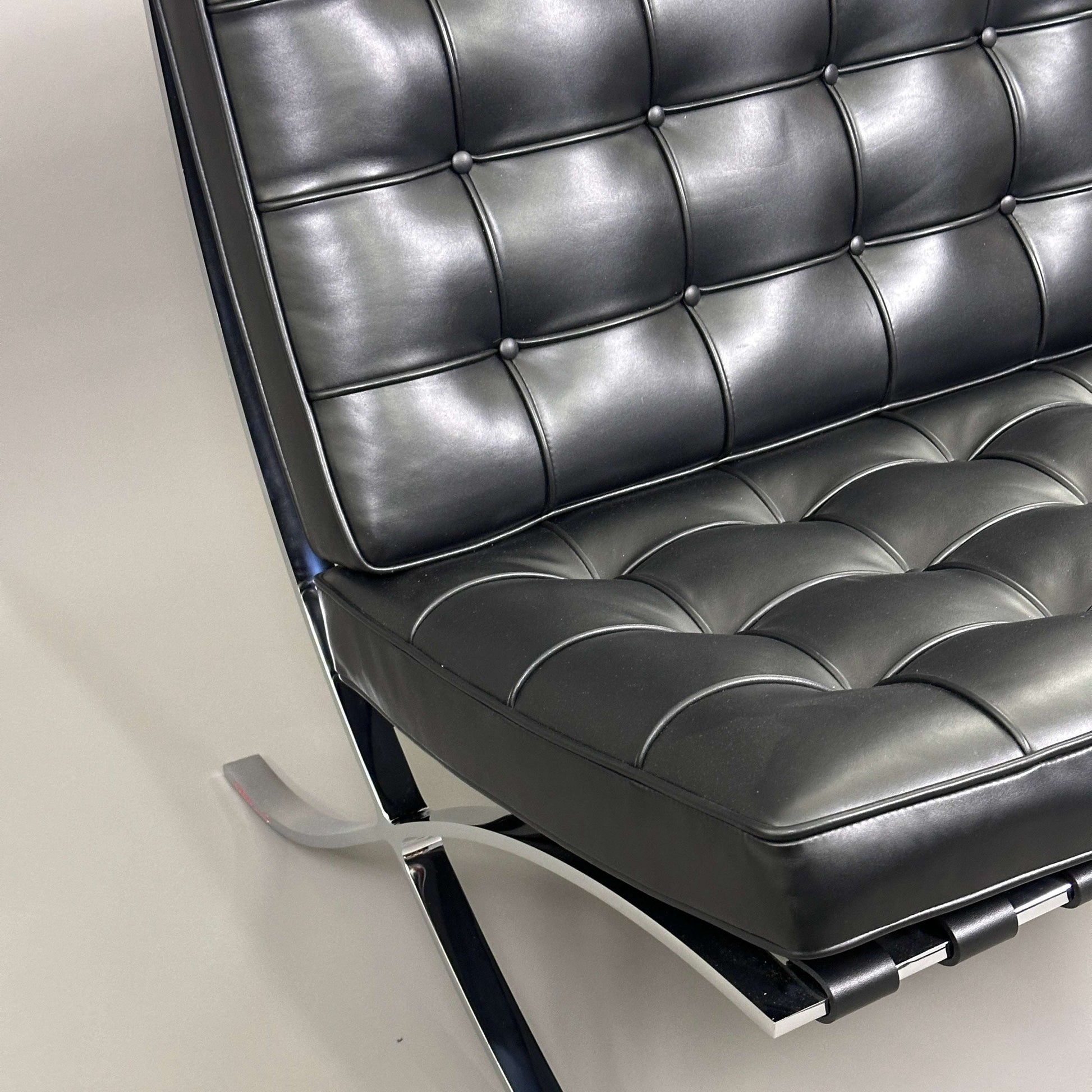 Knoll International Barcelona Sessel aus schwarzem Leder mit verchromtem Flachfederstahlgestell, Design von Ludwig Mies van der Rohe, moderner Klassiker in sehr gutem Zustand